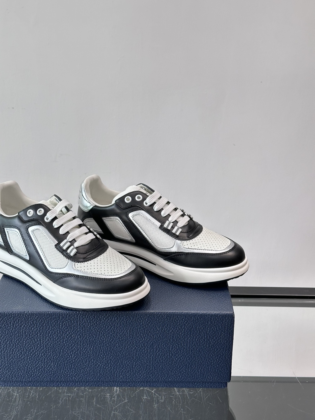 Dior B25休闲运动鞋，牛皮革+网布拼接，侧面“Oblique”老花超有辨识度。白色橡胶厚底，穿着舒