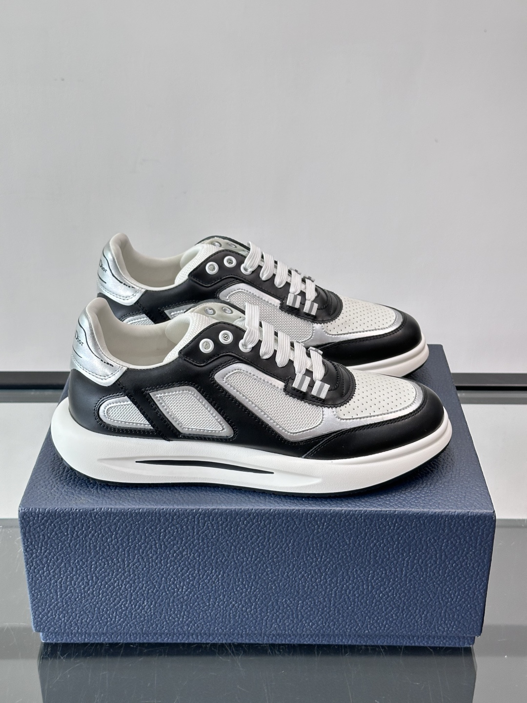 Dior B25休闲运动鞋，牛皮革+网布拼接，侧面“Oblique”老花超有辨识度。白色橡胶厚底，穿着舒
