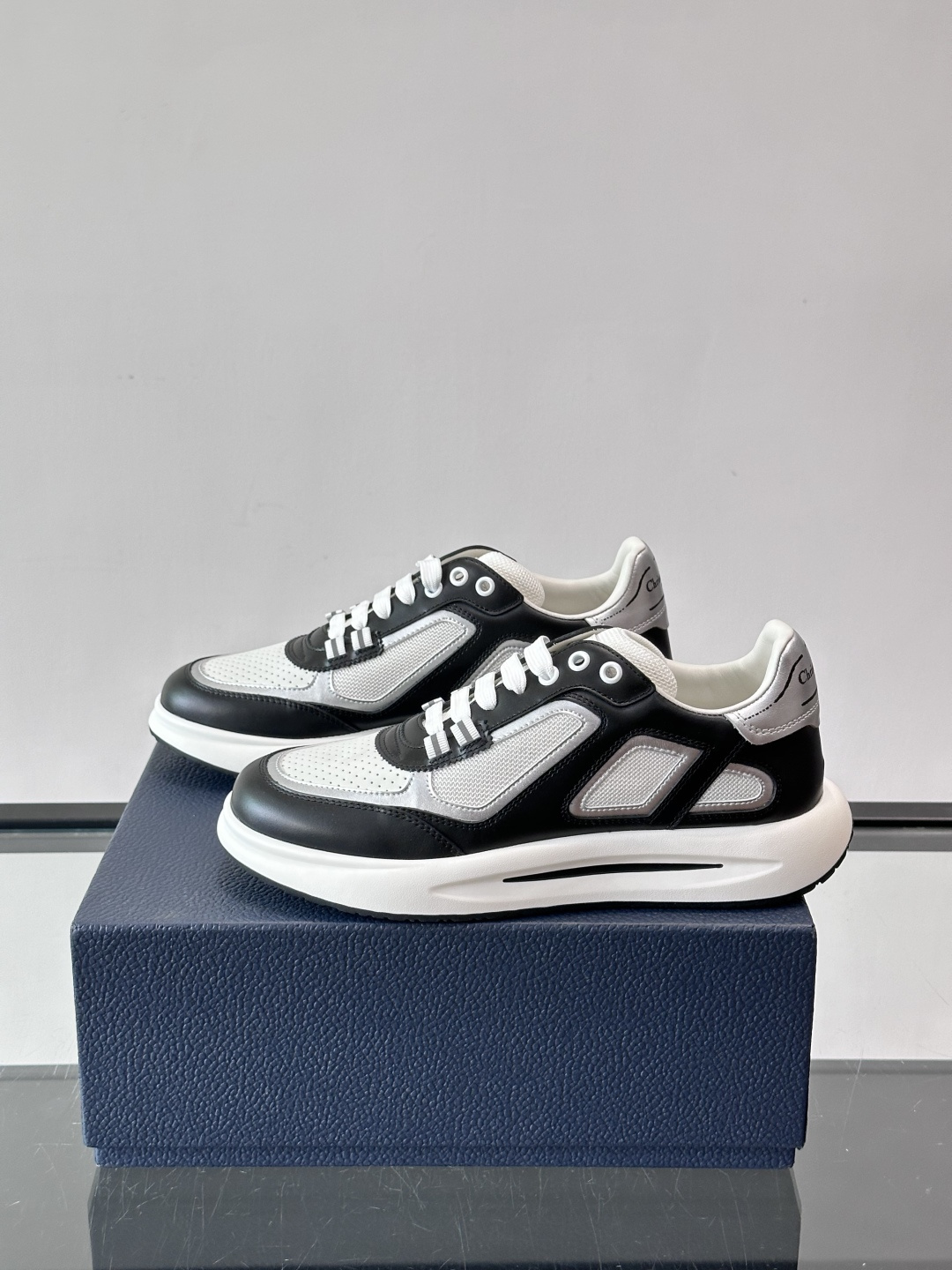 Dior B25休闲运动鞋，牛皮革+网布拼接，侧面“Oblique”老花超有辨识度。白色橡胶厚底，穿着舒