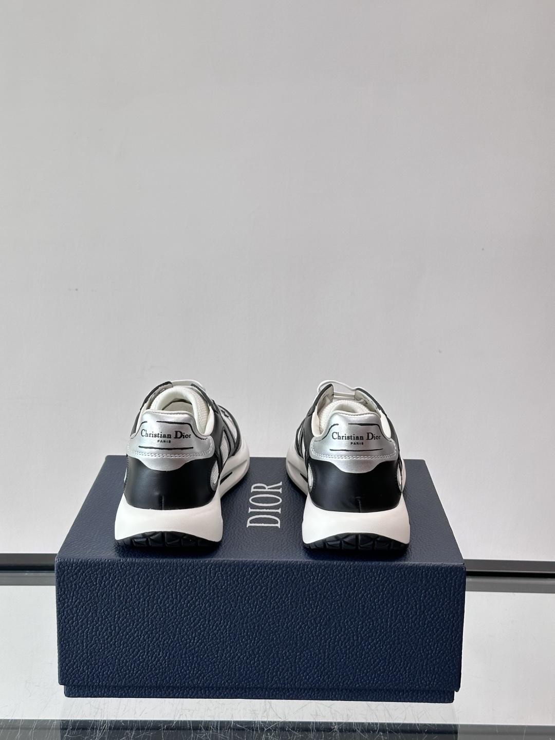 Dior B25休闲运动鞋，牛皮革+网布拼接，侧面“Oblique”老花超有辨识度。白色橡胶厚底，穿着舒