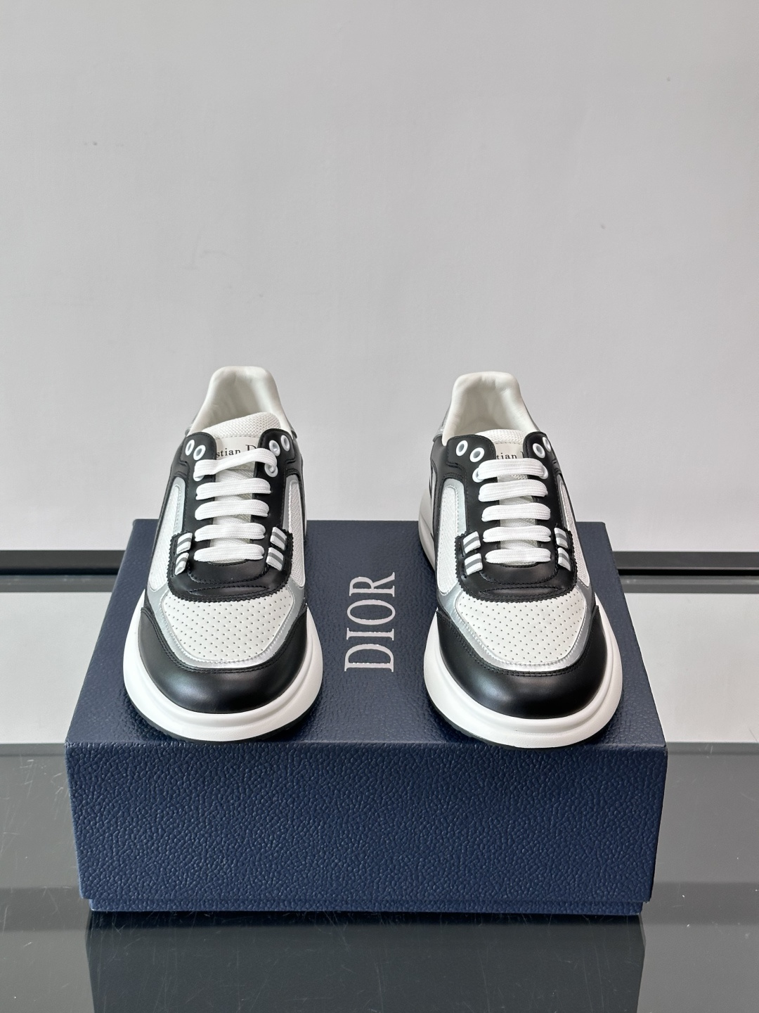 Dior B25休闲运动鞋，牛皮革+网布拼接，侧面“Oblique”老花超有辨识度。白色橡胶厚底，穿着舒