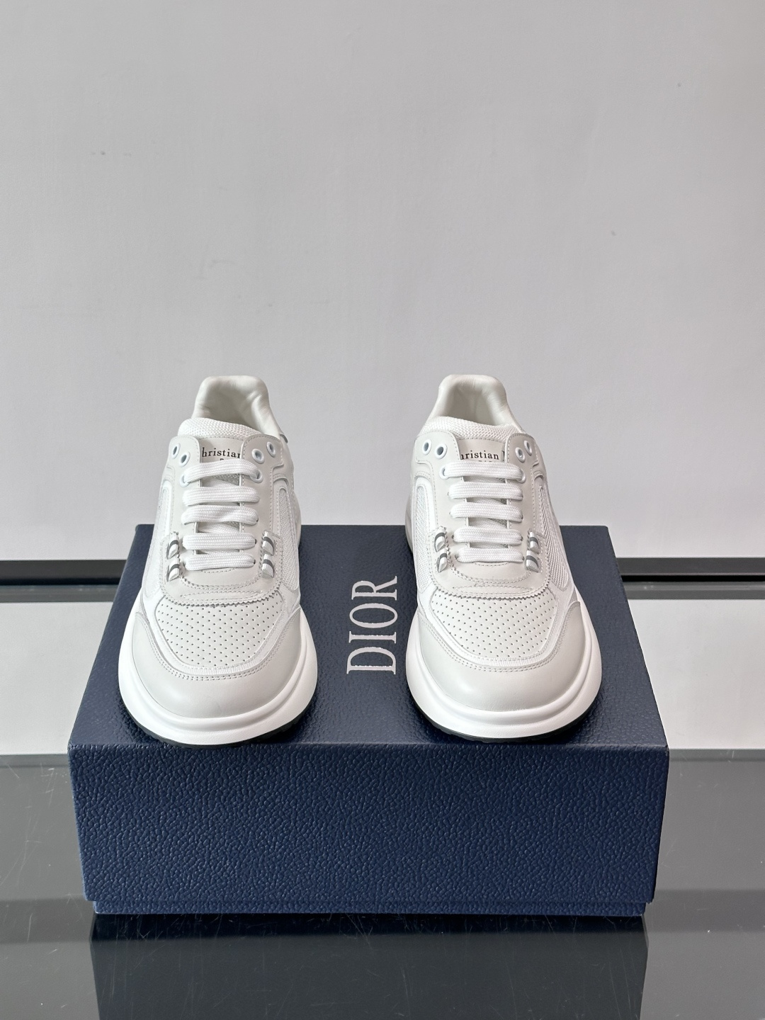 Dior B25休闲运动鞋，牛皮革+网布拼接，侧面“Oblique”老花超有辨识度。白色橡胶厚底，穿着舒