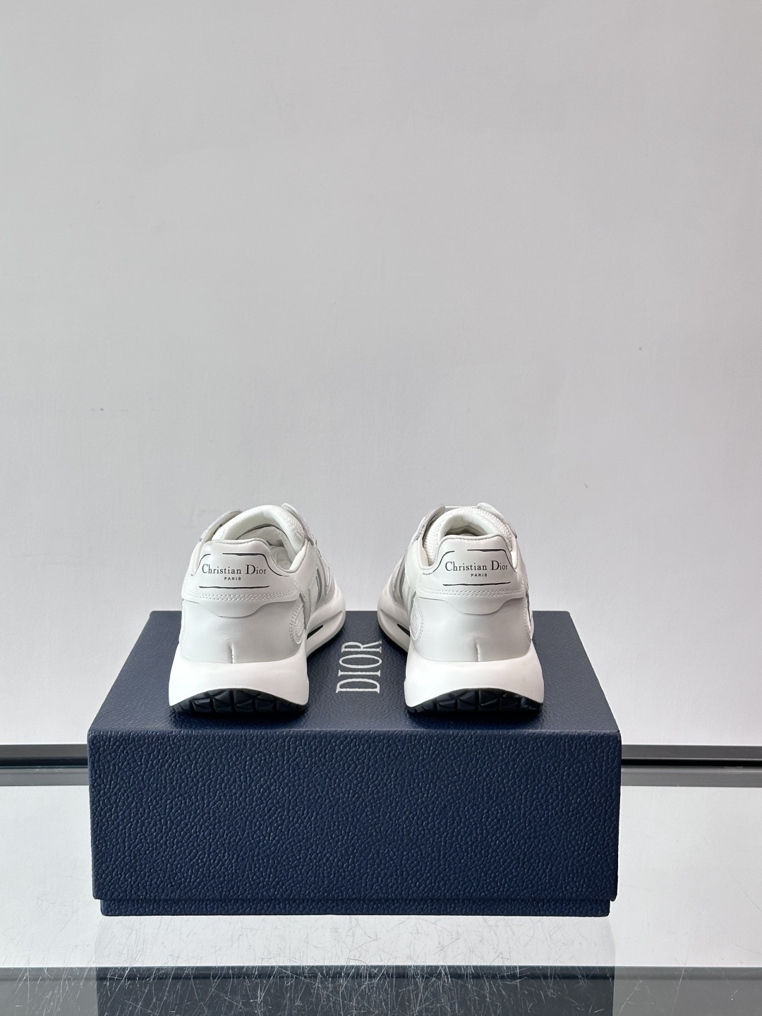 Dior B25休闲运动鞋，牛皮革+网布拼接，侧面“Oblique”老花超有辨识度。白色橡胶厚底，穿着舒