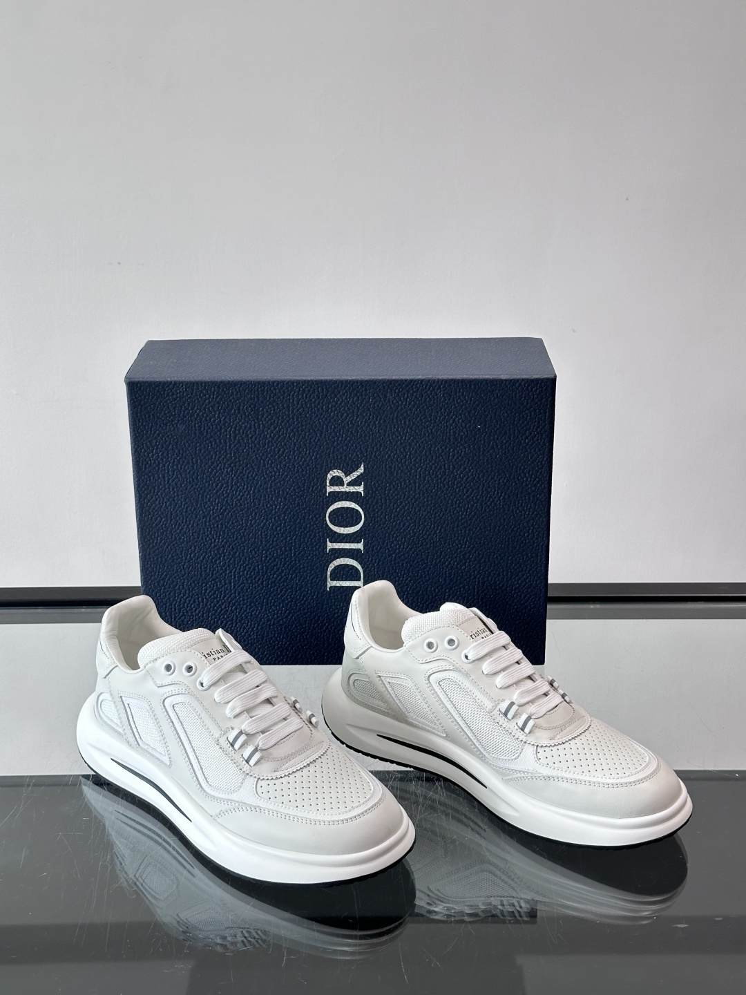 Dior B25休闲运动鞋，牛皮革+网布拼接，侧面“Oblique”老花超有辨识度。白色橡胶厚底，穿着舒