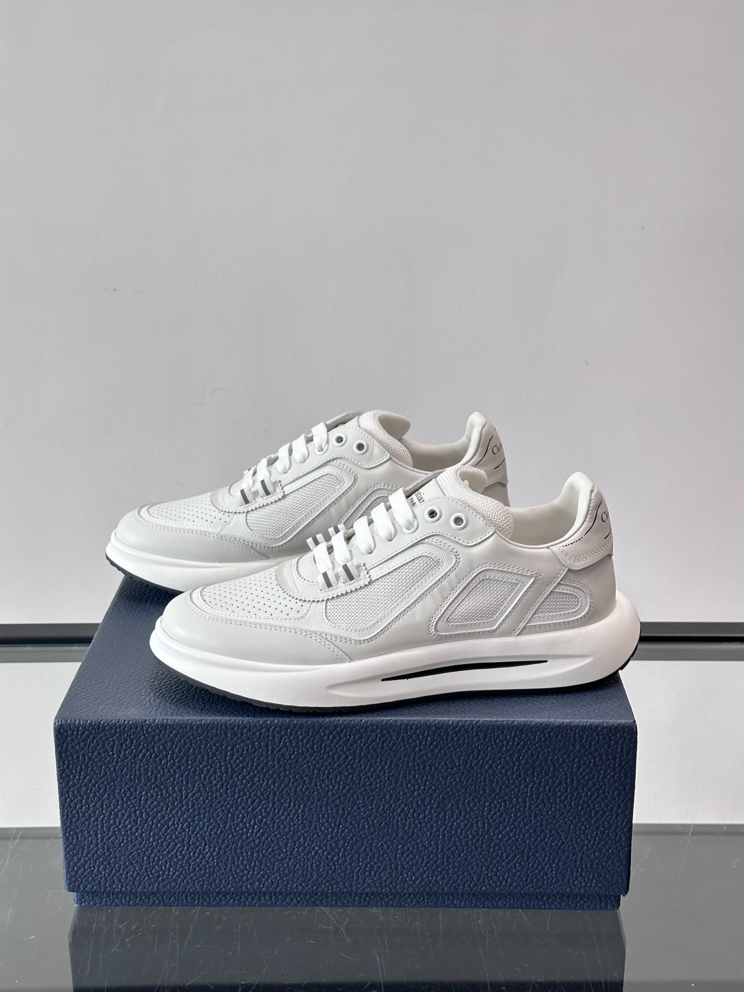 Dior B25休闲运动鞋，牛皮革+网布拼接，侧面“Oblique”老花超有辨识度。白色橡胶厚底，穿着舒