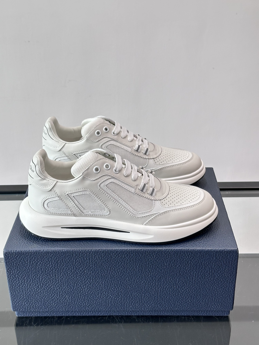 Dior B25休闲运动鞋，牛皮革+网布拼接，侧面“Oblique”老花超有辨识度。白色橡胶厚底，穿着舒