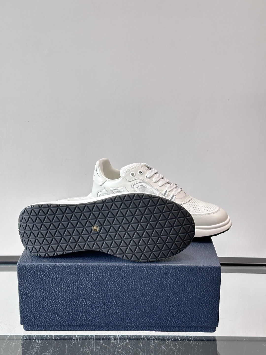 Dior B25休闲运动鞋，牛皮革+网布拼接，侧面“Oblique”老花超有辨识度。白色橡胶厚底，穿着舒