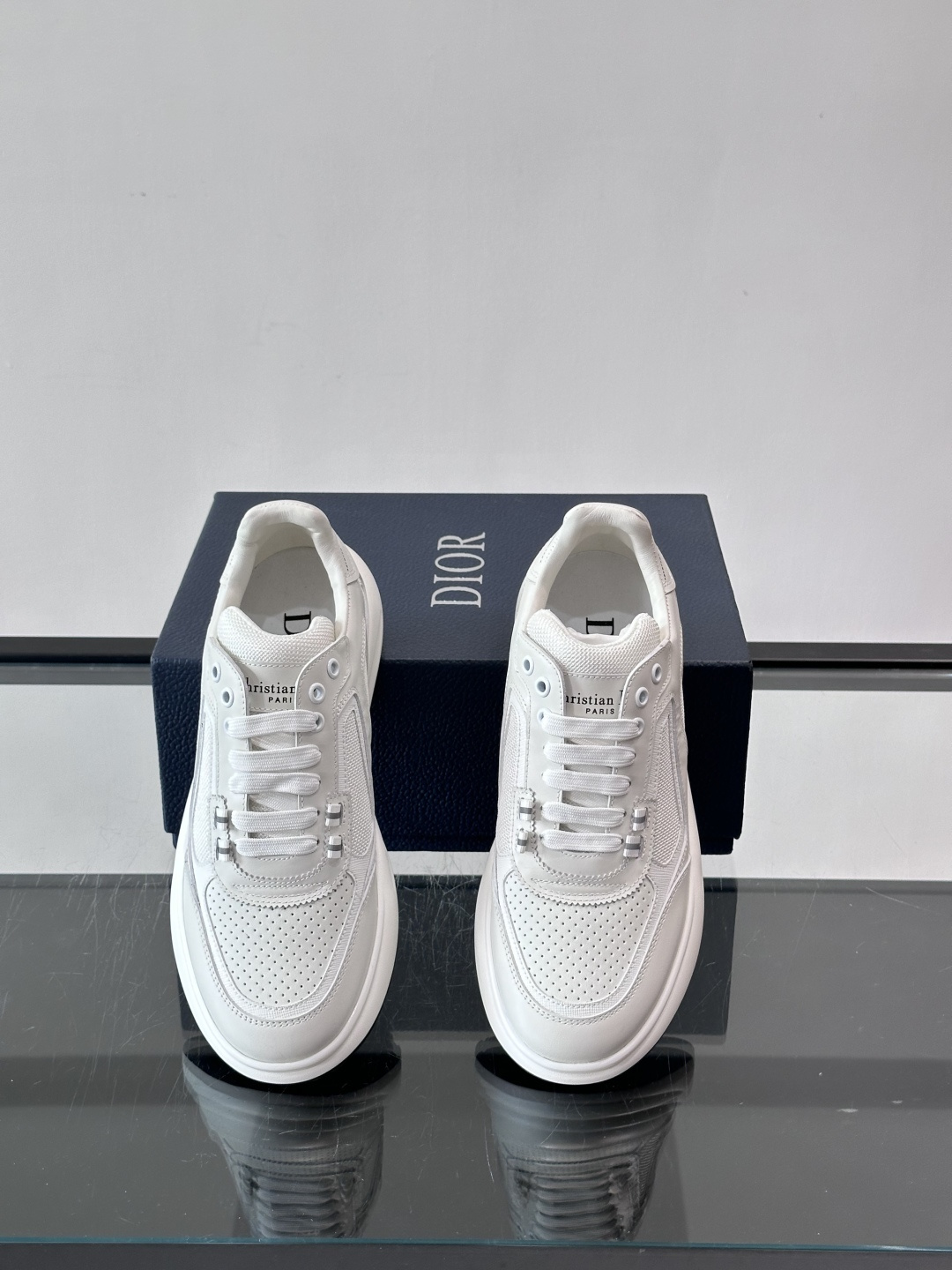 Dior B25休闲运动鞋，牛皮革+网布拼接，侧面“Oblique”老花超有辨识度。白色橡胶厚底，穿着舒