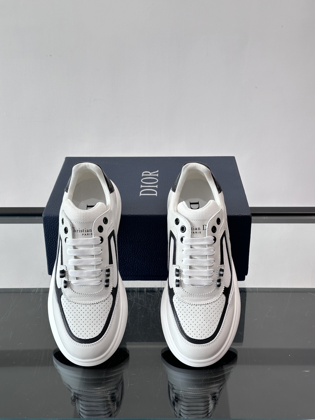Dior B25休闲运动鞋，牛皮革+网布拼接，侧面“Oblique”老花超有辨识度。白色橡胶厚底，穿着舒