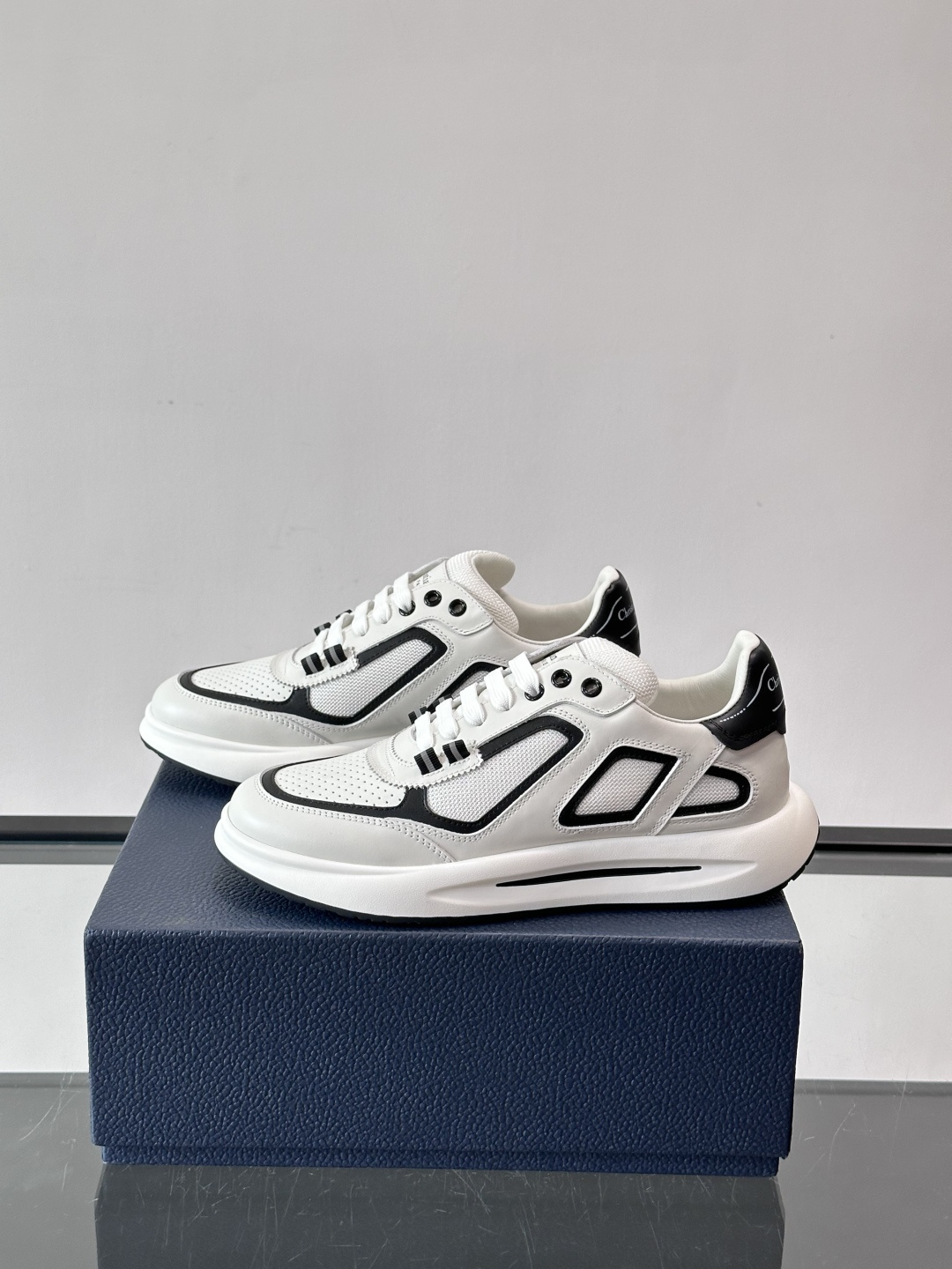 Dior B25休闲运动鞋，牛皮革+网布拼接，侧面“Oblique”老花超有辨识度。白色橡胶厚底，穿着舒