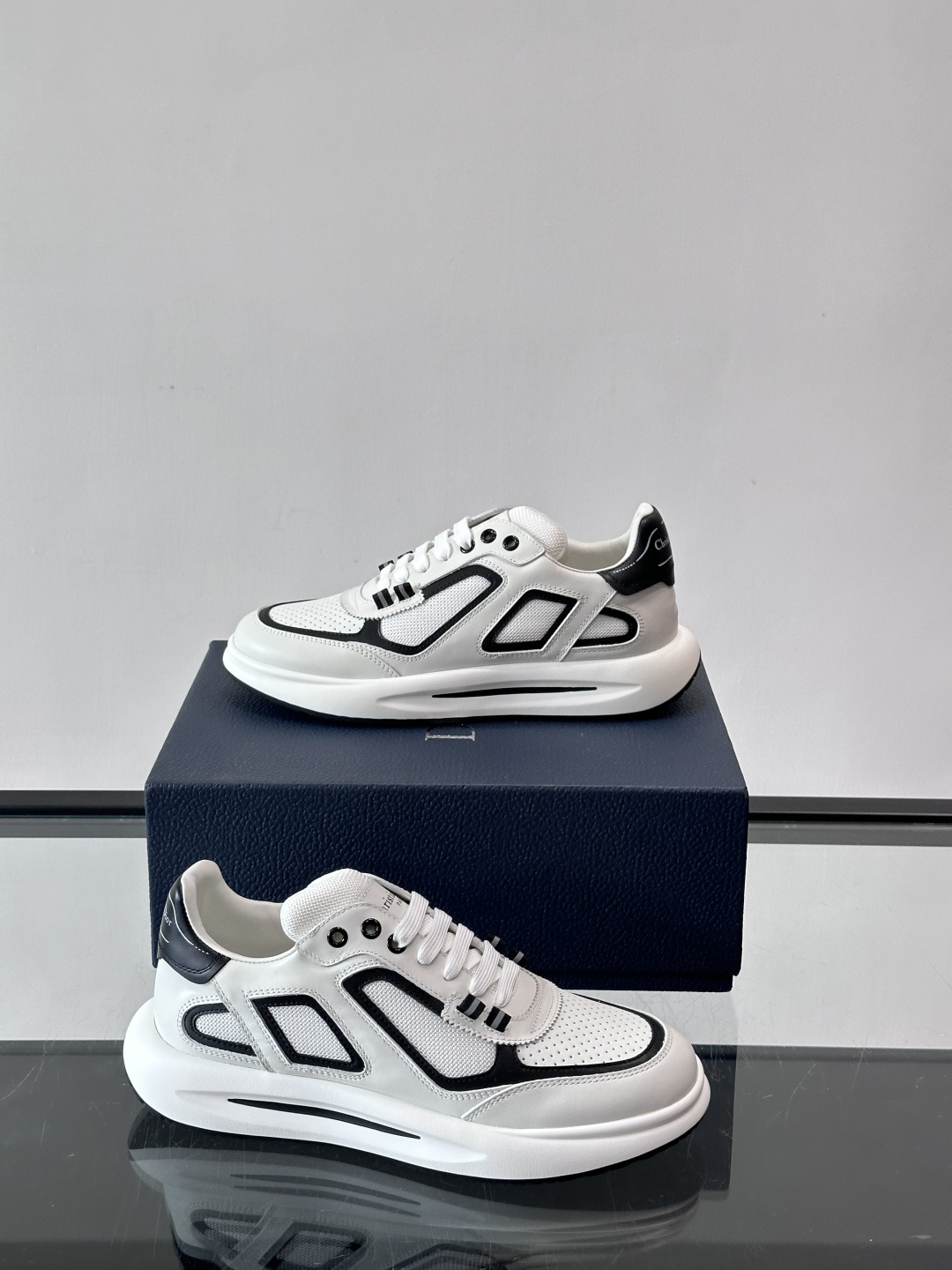 Dior B25休闲运动鞋，牛皮革+网布拼接，侧面“Oblique”老花超有辨识度。白色橡胶厚底，穿着舒