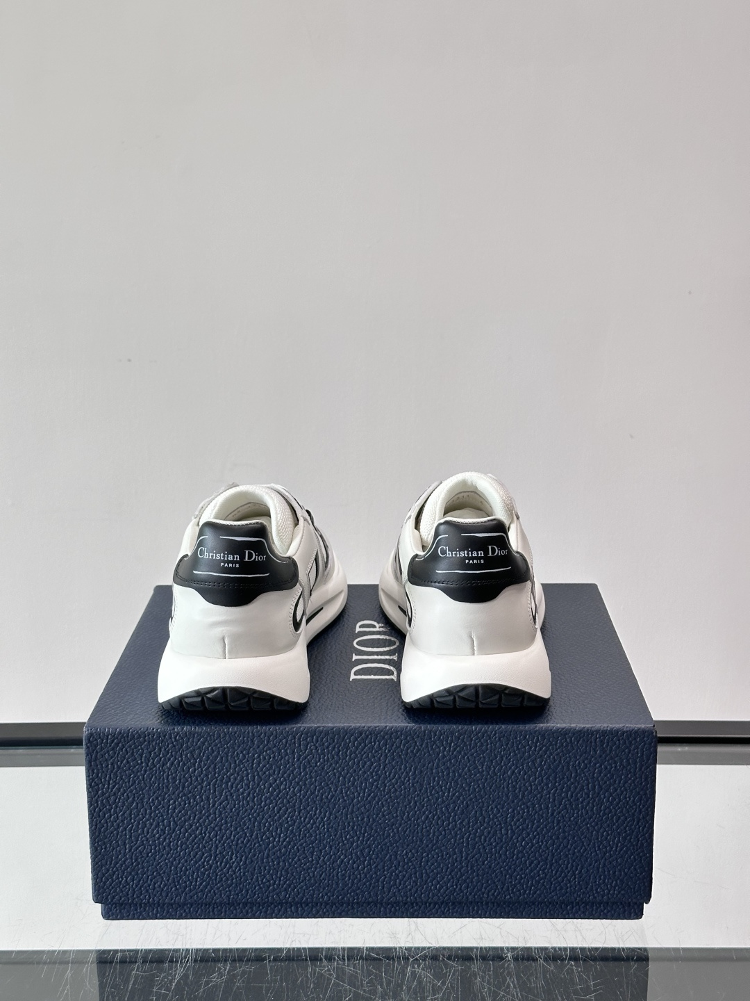 Dior B25休闲运动鞋，牛皮革+网布拼接，侧面“Oblique”老花超有辨识度。白色橡胶厚底，穿着舒