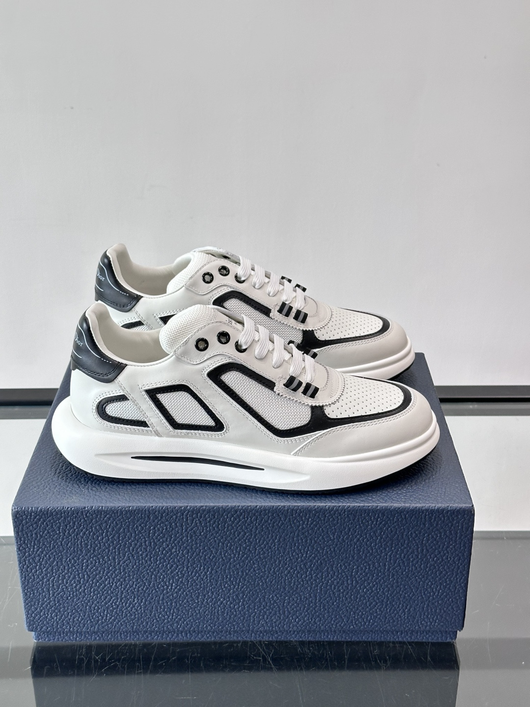 Dior B25休闲运动鞋，牛皮革+网布拼接，侧面“Oblique”老花超有辨识度。白色橡胶厚底，穿着舒