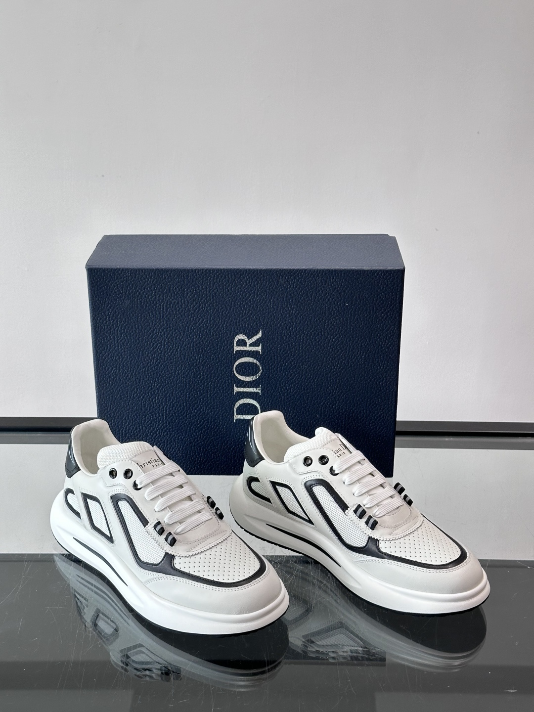 Dior B25休闲运动鞋，牛皮革+网布拼接，侧面“Oblique”老花超有辨识度。白色橡胶厚底，穿着舒