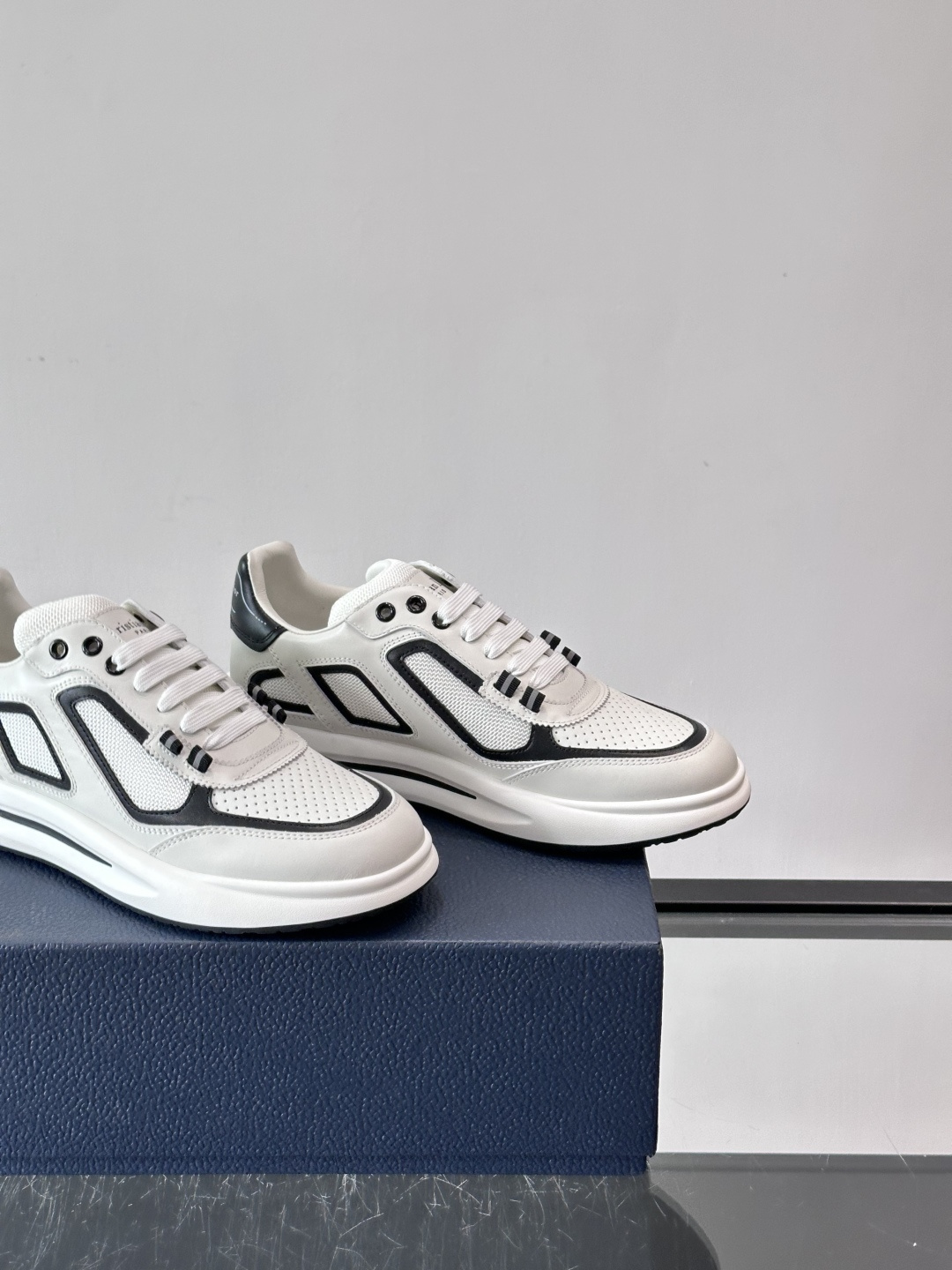 Dior B25休闲运动鞋，牛皮革+网布拼接，侧面“Oblique”老花超有辨识度。白色橡胶厚底，穿着舒