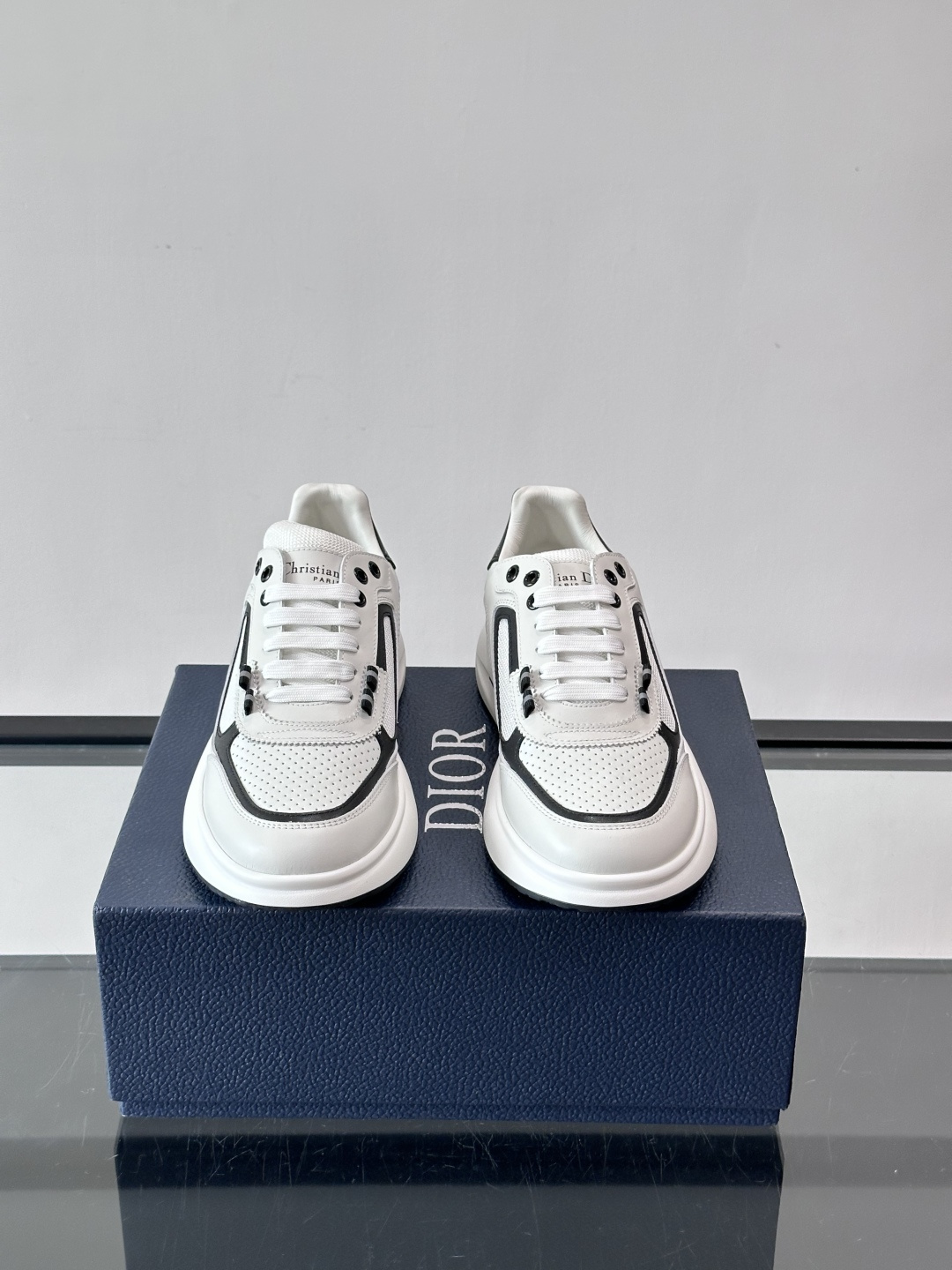 Dior B25休闲运动鞋，牛皮革+网布拼接，侧面“Oblique”老花超有辨识度。白色橡胶厚底，穿着舒