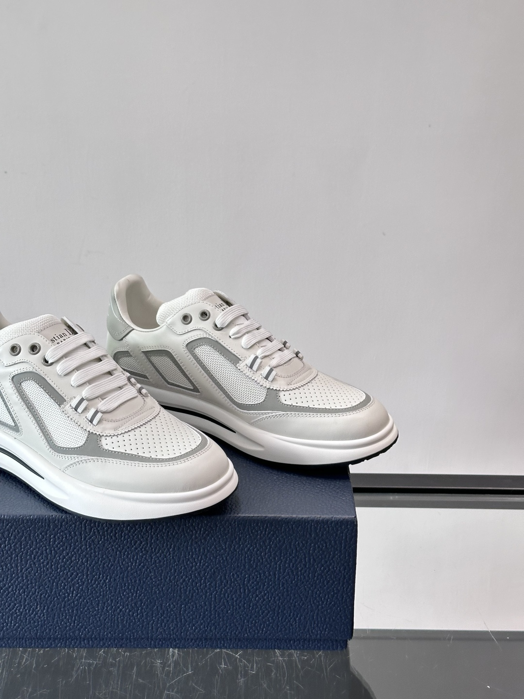 Dior B25休闲运动鞋，牛皮革+网布拼接，侧面“Oblique”老花超有辨识度。白色橡胶厚底，穿着舒