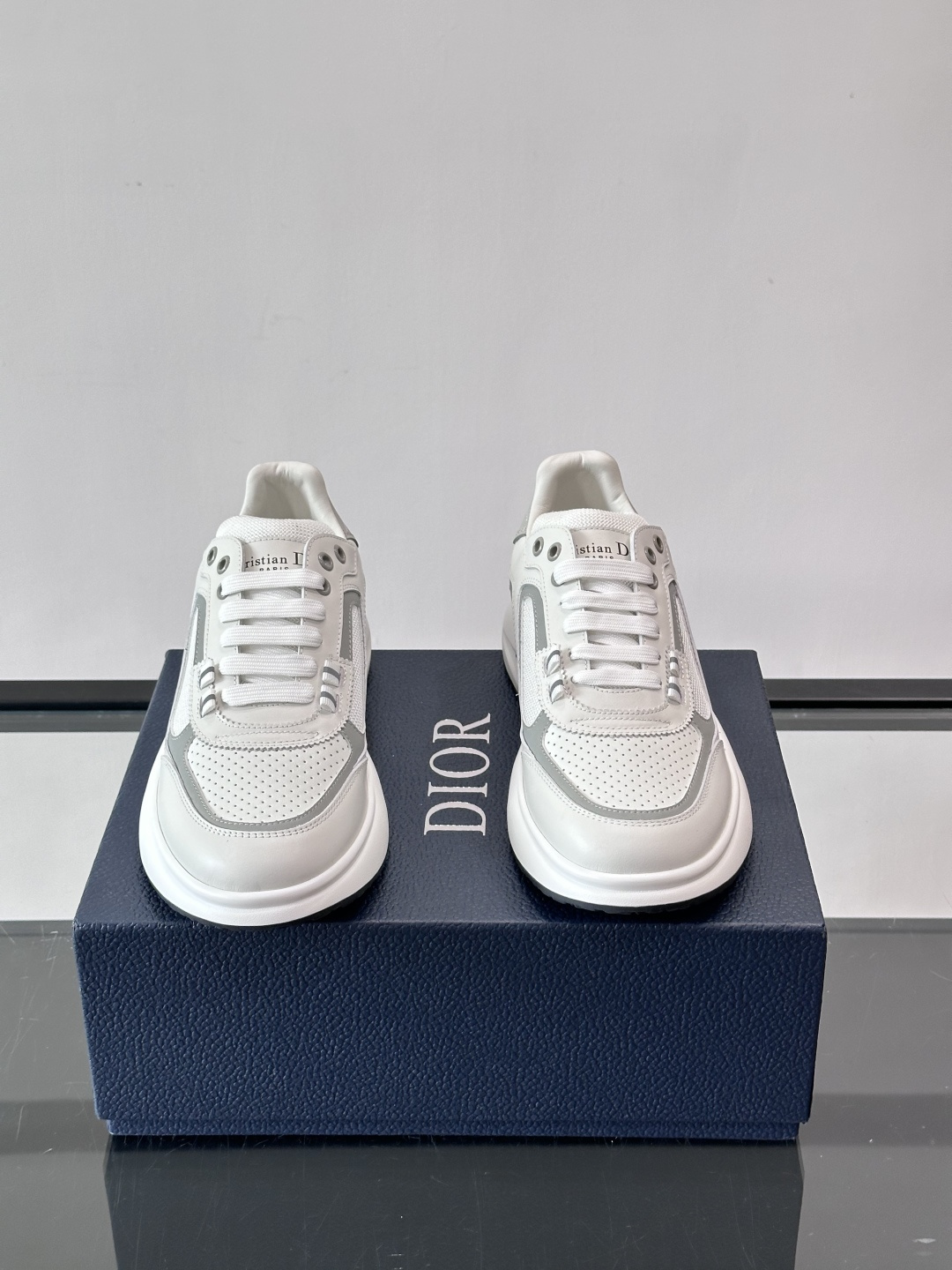 Dior B25休闲运动鞋，牛皮革+网布拼接，侧面“Oblique”老花超有辨识度。白色橡胶厚底，穿着舒