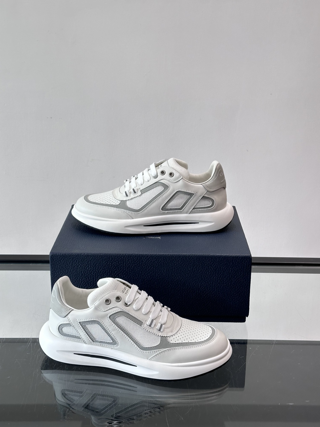 Dior B25休闲运动鞋，牛皮革+网布拼接，侧面“Oblique”老花超有辨识度。白色橡胶厚底，穿着舒