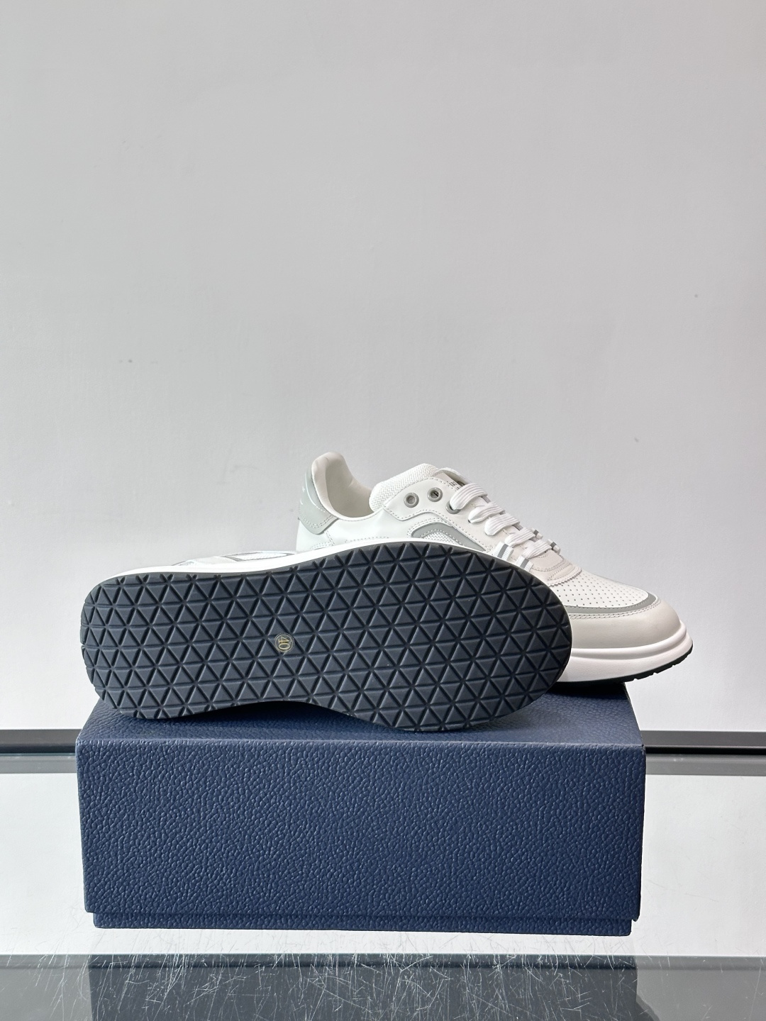 Dior B25休闲运动鞋，牛皮革+网布拼接，侧面“Oblique”老花超有辨识度。白色橡胶厚底，穿着舒