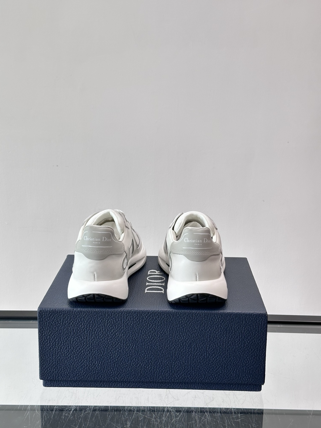 Dior B25休闲运动鞋，牛皮革+网布拼接，侧面“Oblique”老花超有辨识度。白色橡胶厚底，穿着舒