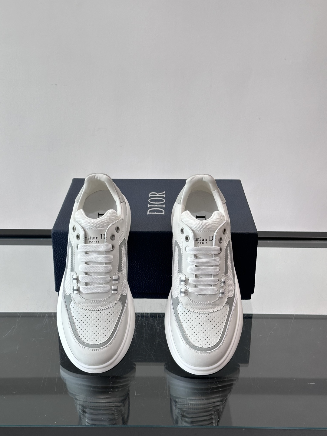 Dior B25休闲运动鞋，牛皮革+网布拼接，侧面“Oblique”老花超有辨识度。白色橡胶厚底，穿着舒