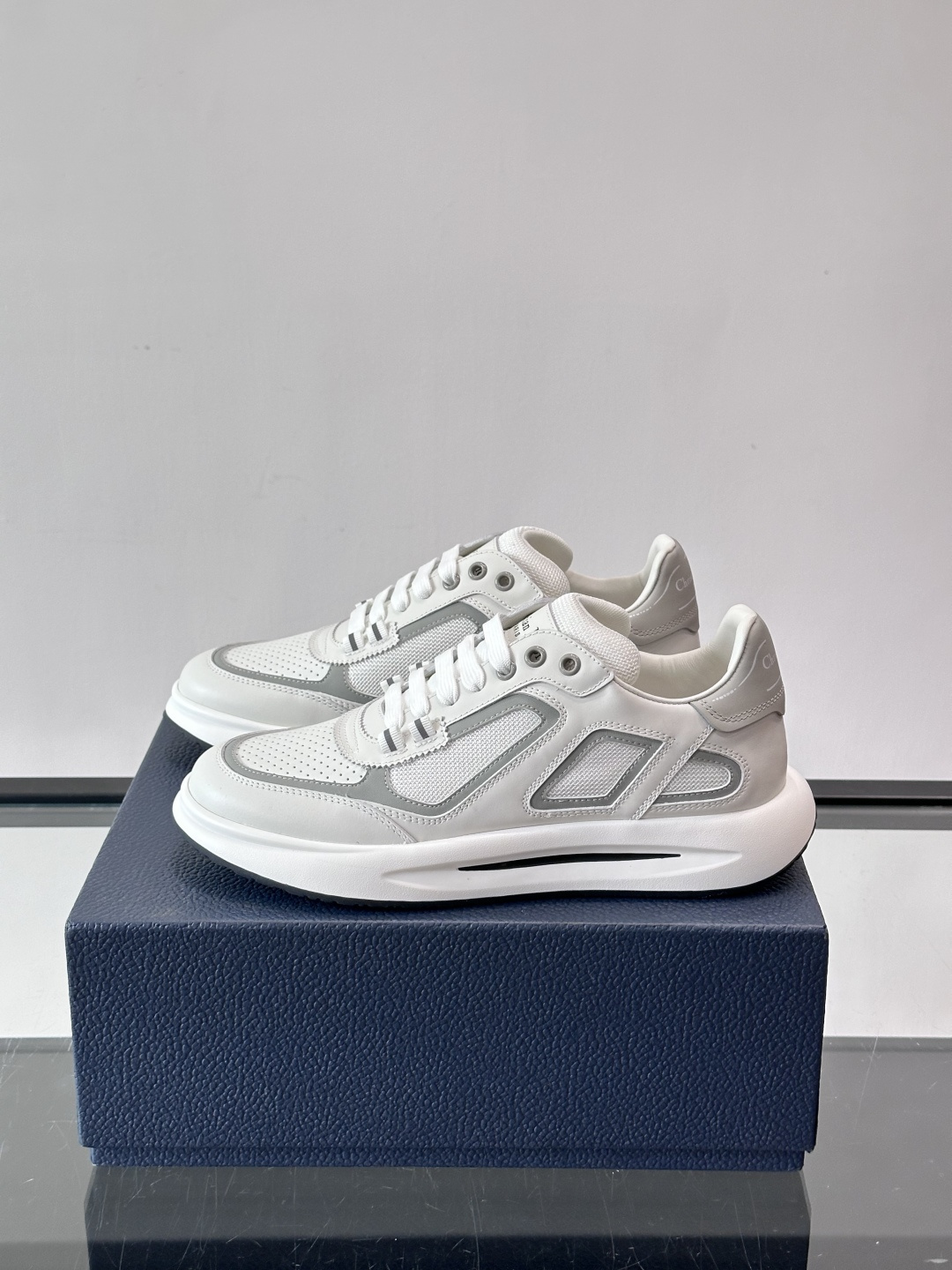 Dior B25休闲运动鞋，牛皮革+网布拼接，侧面“Oblique”老花超有辨识度。白色橡胶厚底，穿着舒