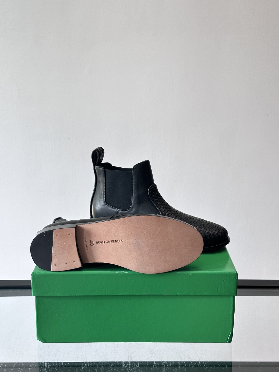 ◾️▫️B 家新品情侣👫秋冬及踝靴，体现经典的优雅气质。高雅的外观搭配修长的版型，黑色进口小牛皮打造，舒