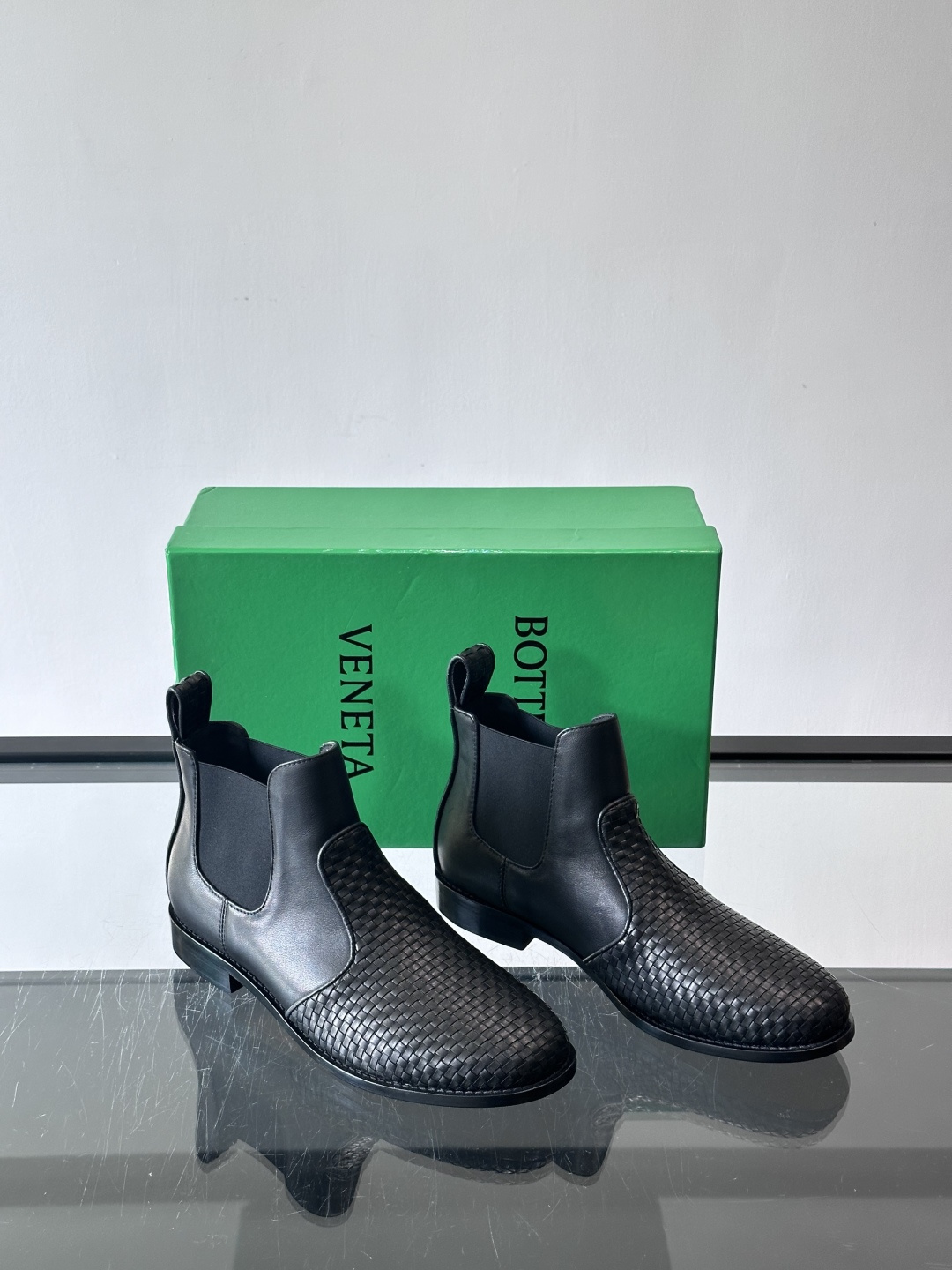 ◾️▫️B 家新品情侣👫秋冬及踝靴，体现经典的优雅气质。高雅的外观搭配修长的版型，黑色进口小牛皮打造，舒