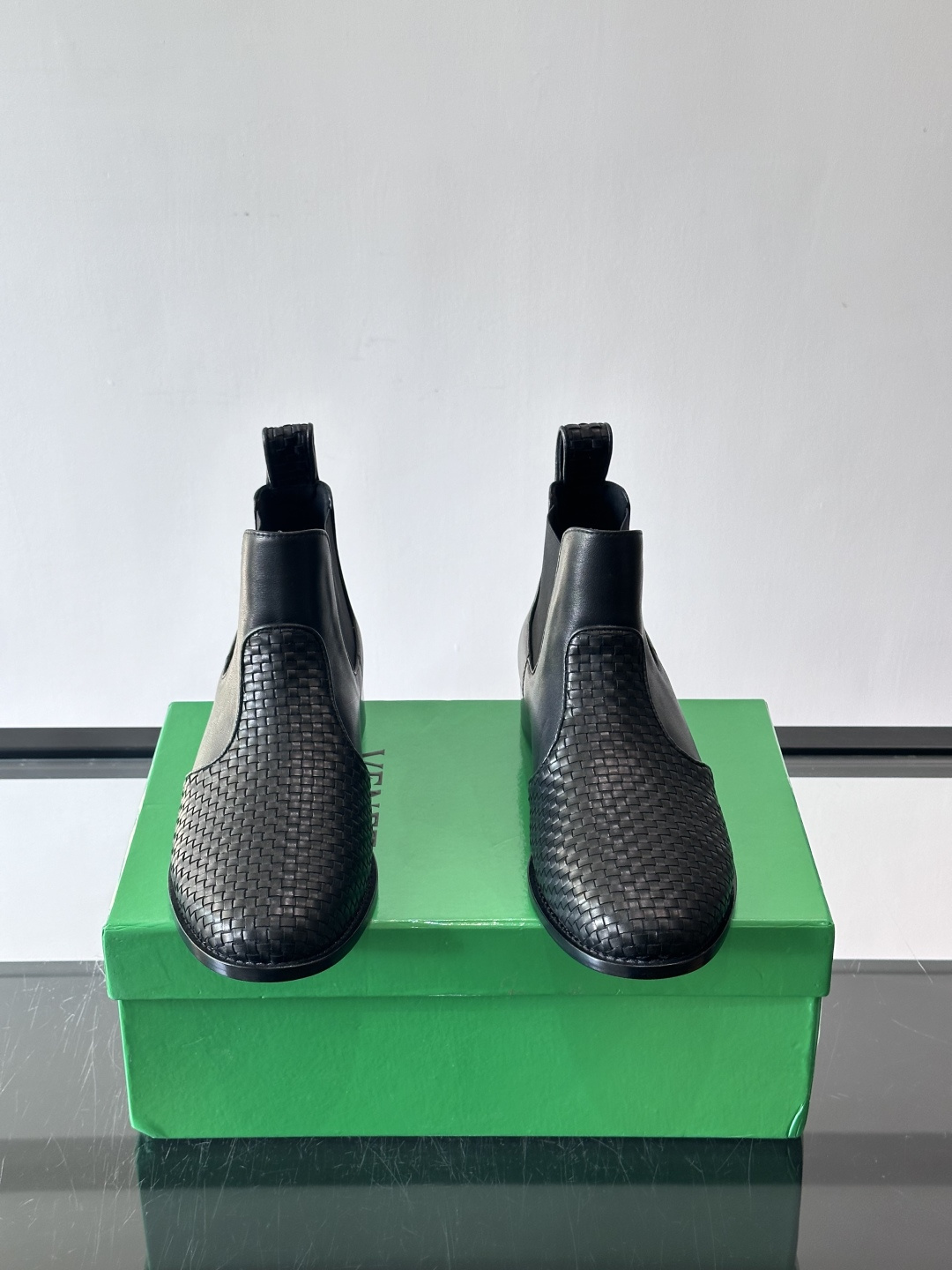 ◾️▫️B 家新品情侣👫秋冬及踝靴，体现经典的优雅气质。高雅的外观搭配修长的版型，黑色进口小牛皮打造，舒