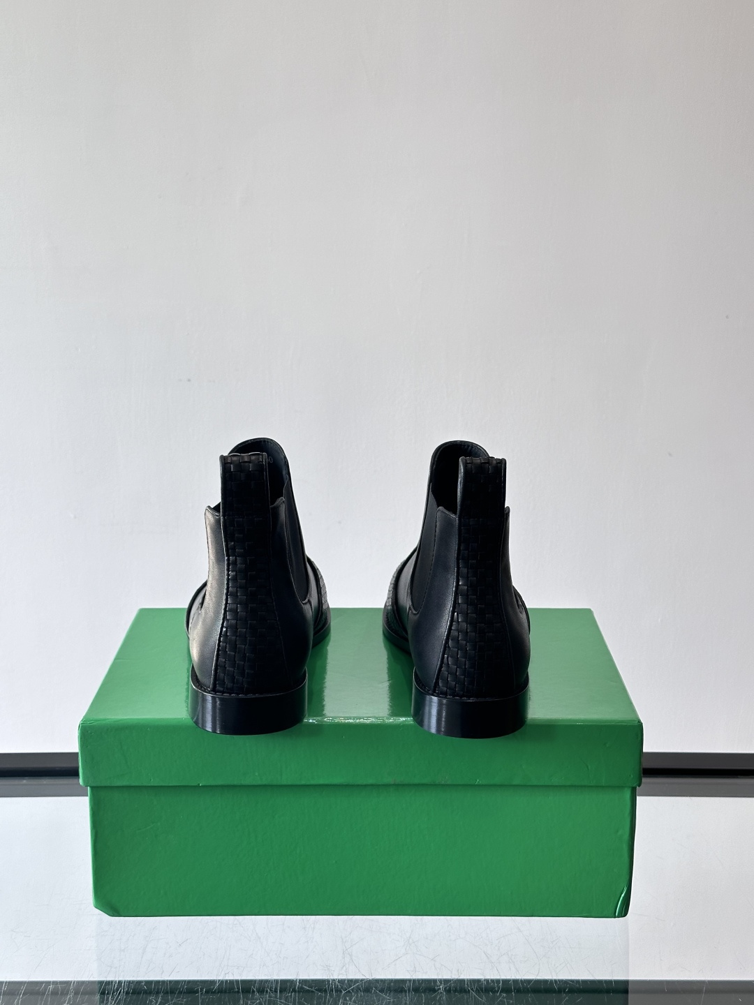 ◾️▫️B 家新品情侣👫秋冬及踝靴，体现经典的优雅气质。高雅的外观搭配修长的版型，黑色进口小牛皮打造，舒