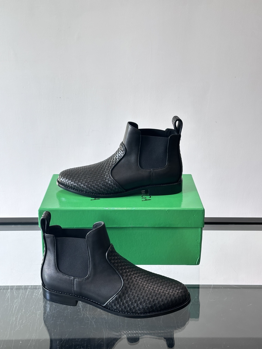 ◾️▫️B 家新品情侣👫秋冬及踝靴，体现经典的优雅气质。高雅的外观搭配修长的版型，黑色进口小牛皮打造，舒
