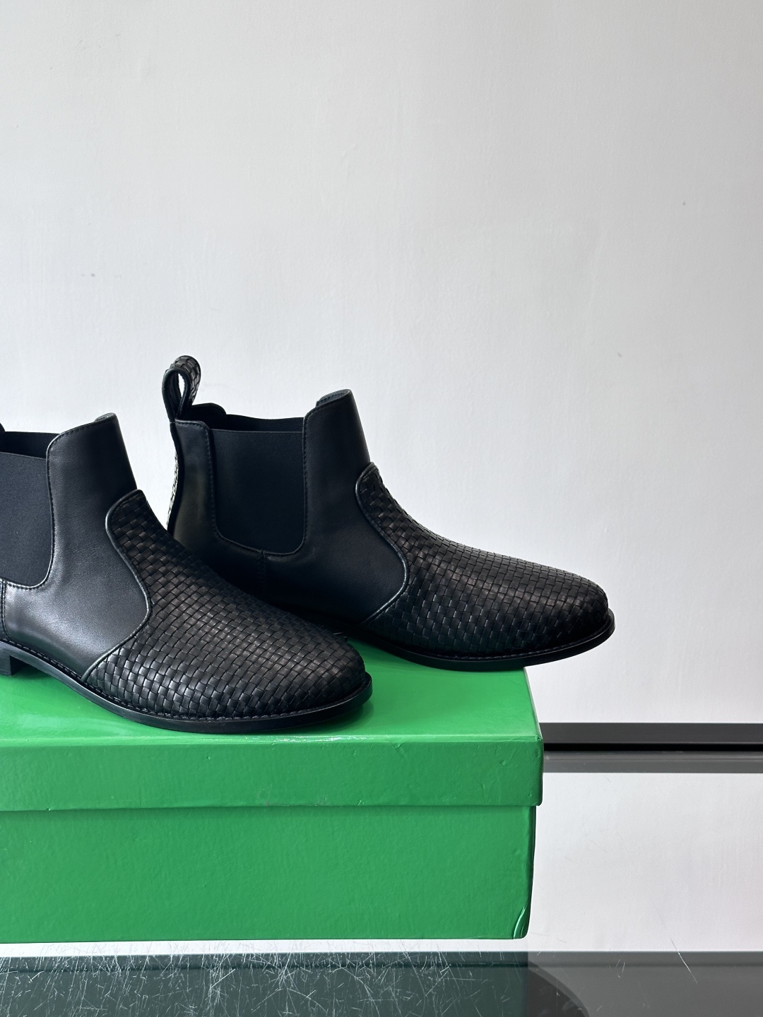 ◾️▫️B 家新品情侣👫秋冬及踝靴，体现经典的优雅气质。高雅的外观搭配修长的版型，黑色进口小牛皮打造，舒