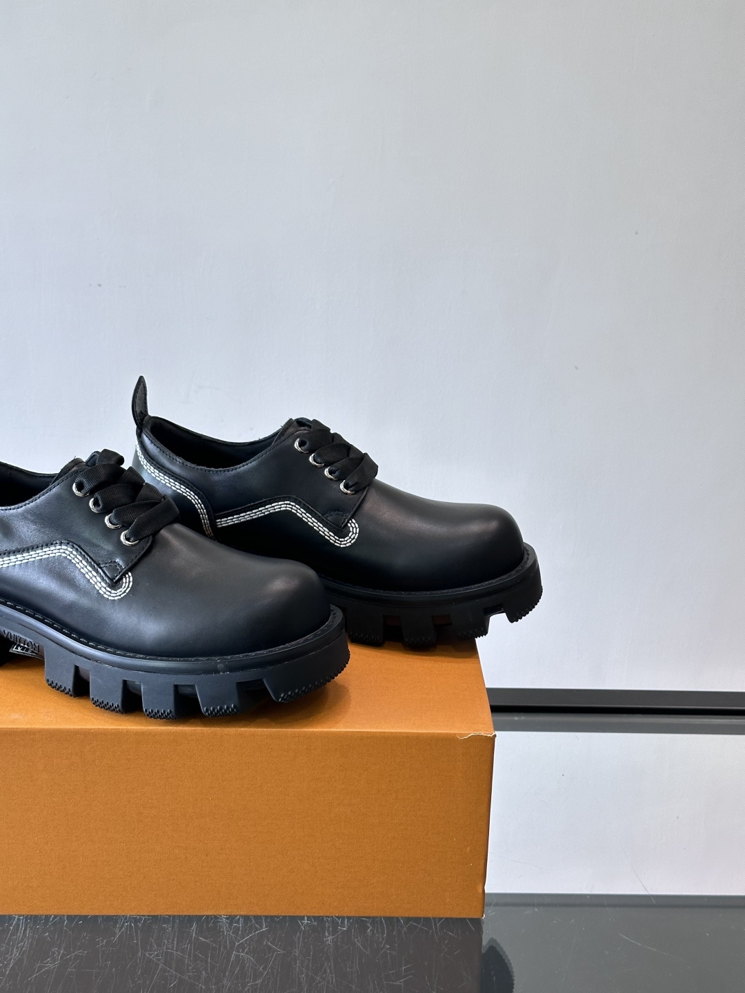 LV男士工装鞋，采用绒面皮革，质感细腻又耐穿。厚实齿轮状橡胶鞋底，抓地力和耐磨性都很棒，日常通勤或户外都