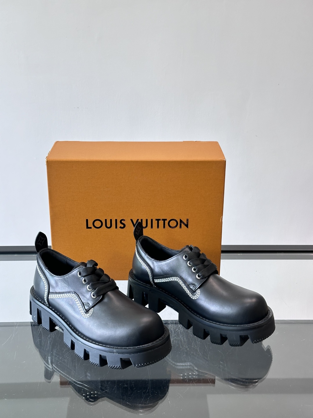 LV男士工装鞋，采用绒面皮革，质感细腻又耐穿。厚实齿轮状橡胶鞋底，抓地力和耐磨性都很棒，日常通勤或户外都