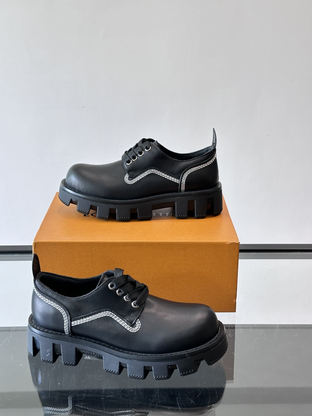 LV男士工装鞋，采用绒面皮革，质感细腻又耐穿。厚实齿轮状橡胶鞋底，抓地力和耐磨性都很棒，日常通勤或户外都
