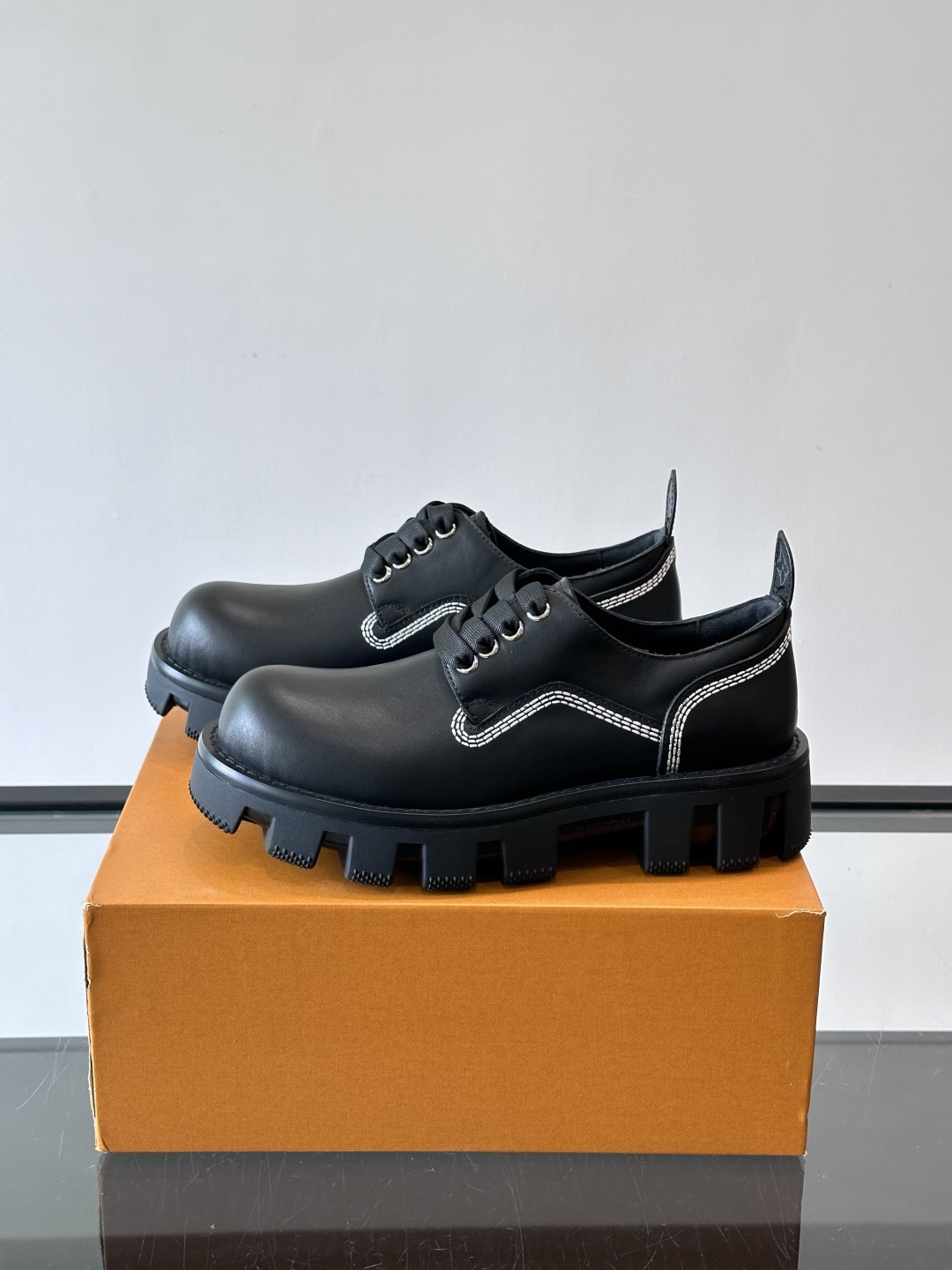 LV男士工装鞋，采用绒面皮革，质感细腻又耐穿。厚实齿轮状橡胶鞋底，抓地力和耐磨性都很棒，日常通勤或户外都