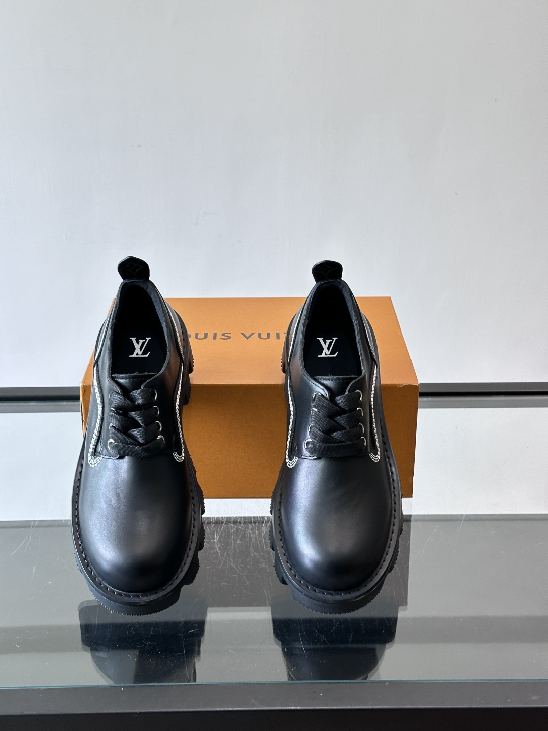 LV男士工装鞋，采用绒面皮革，质感细腻又耐穿。厚实齿轮状橡胶鞋底，抓地力和耐磨性都很棒，日常通勤或户外都