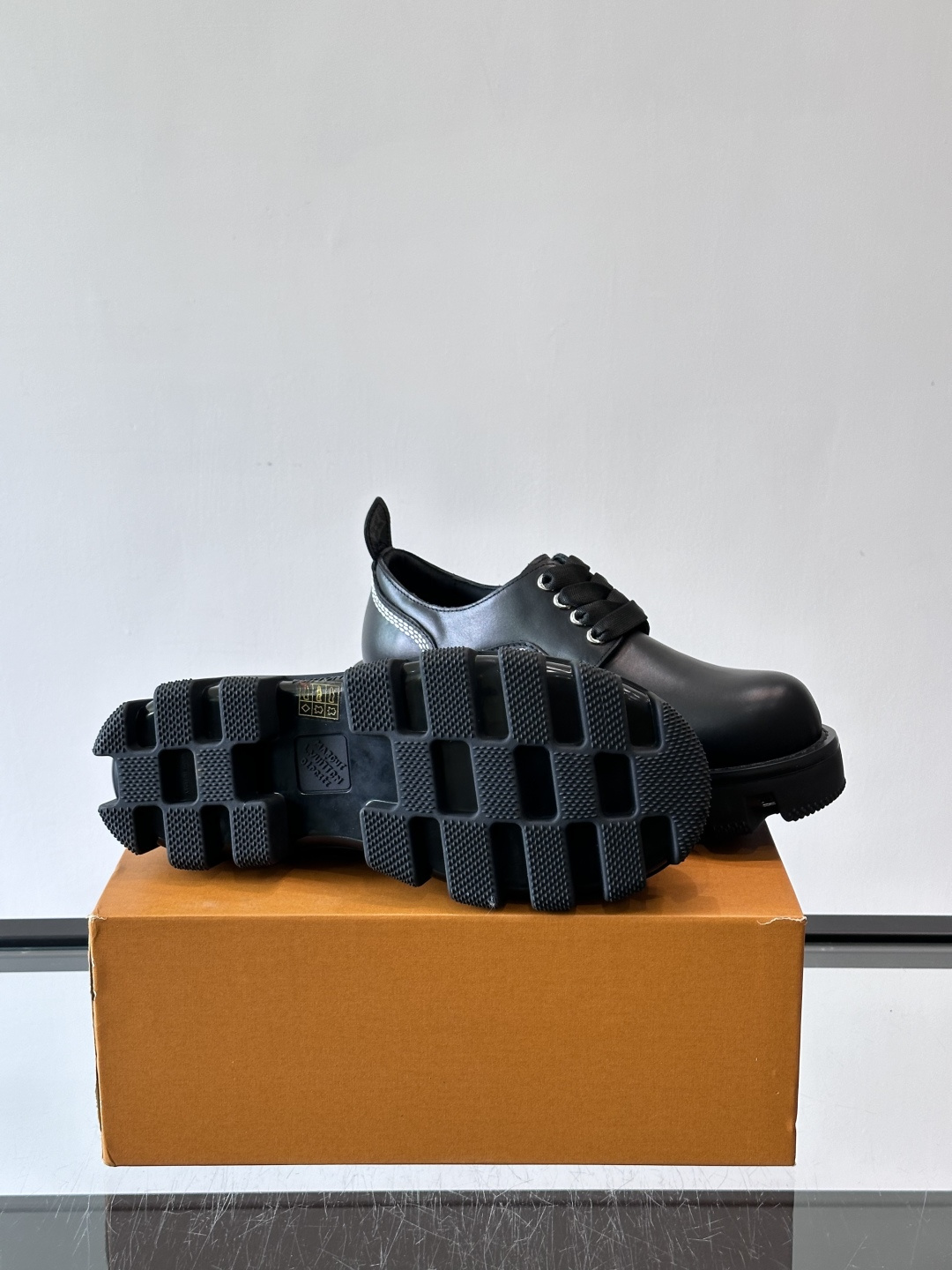 LV男士工装鞋，采用绒面皮革，质感细腻又耐穿。厚实齿轮状橡胶鞋底，抓地力和耐磨性都很棒，日常通勤或户外都