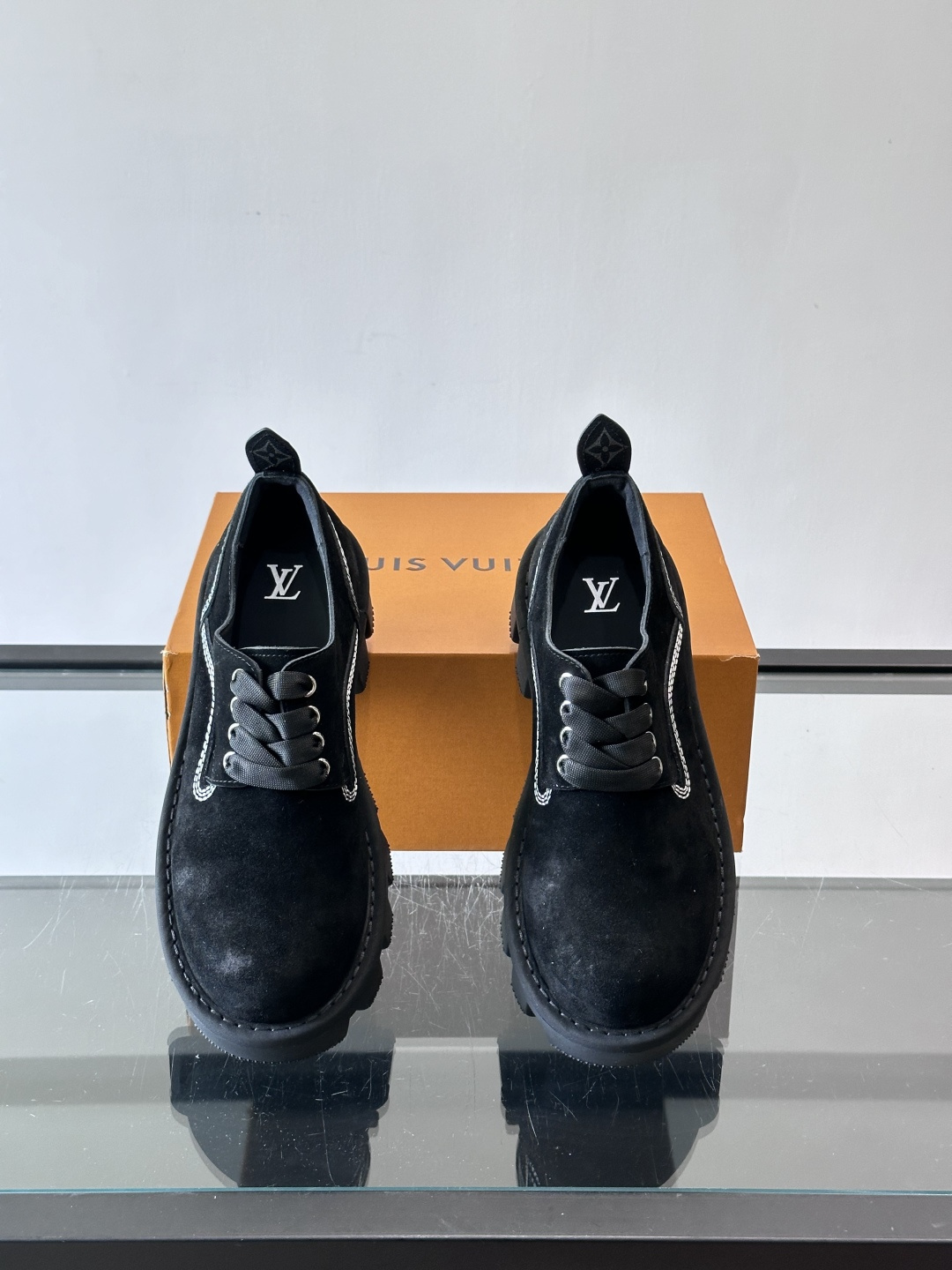LV男士工装鞋，采用绒面皮革，质感细腻又耐穿。厚实齿轮状橡胶鞋底，抓地力和耐磨性都很棒，日常通勤或户外都
