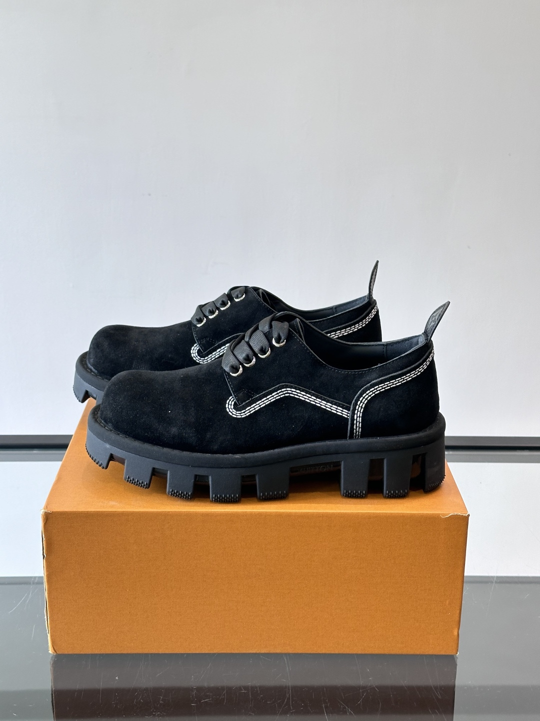 LV男士工装鞋，采用绒面皮革，质感细腻又耐穿。厚实齿轮状橡胶鞋底，抓地力和耐磨性都很棒，日常通勤或户外都