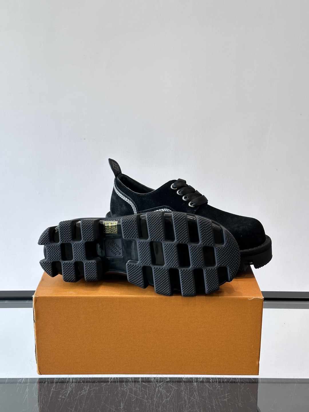 LV男士工装鞋，采用绒面皮革，质感细腻又耐穿。厚实齿轮状橡胶鞋底，抓地力和耐磨性都很棒，日常通勤或户外都