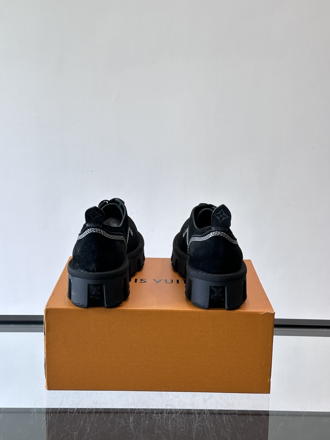 LV男士工装鞋，采用绒面皮革，质感细腻又耐穿。厚实齿轮状橡胶鞋底，抓地力和耐磨性都很棒，日常通勤或户外都