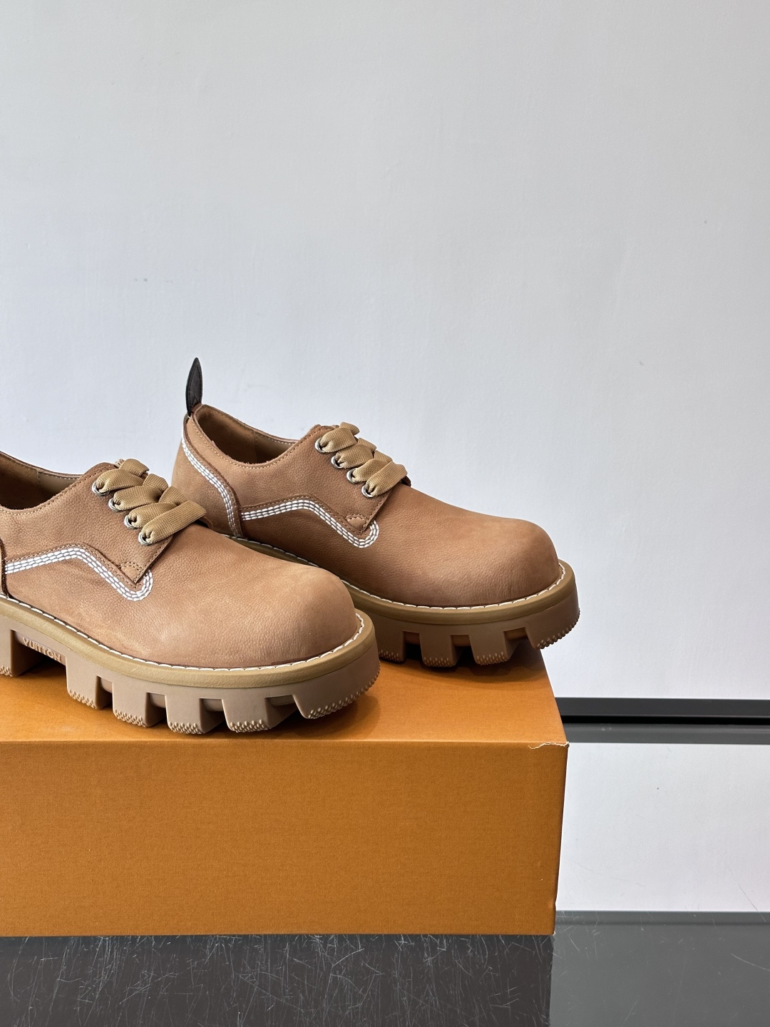 LV男士工装鞋，采用绒面皮革，质感细腻又耐穿。厚实齿轮状橡胶鞋底，抓地力和耐磨性都很棒，日常通勤或户外都