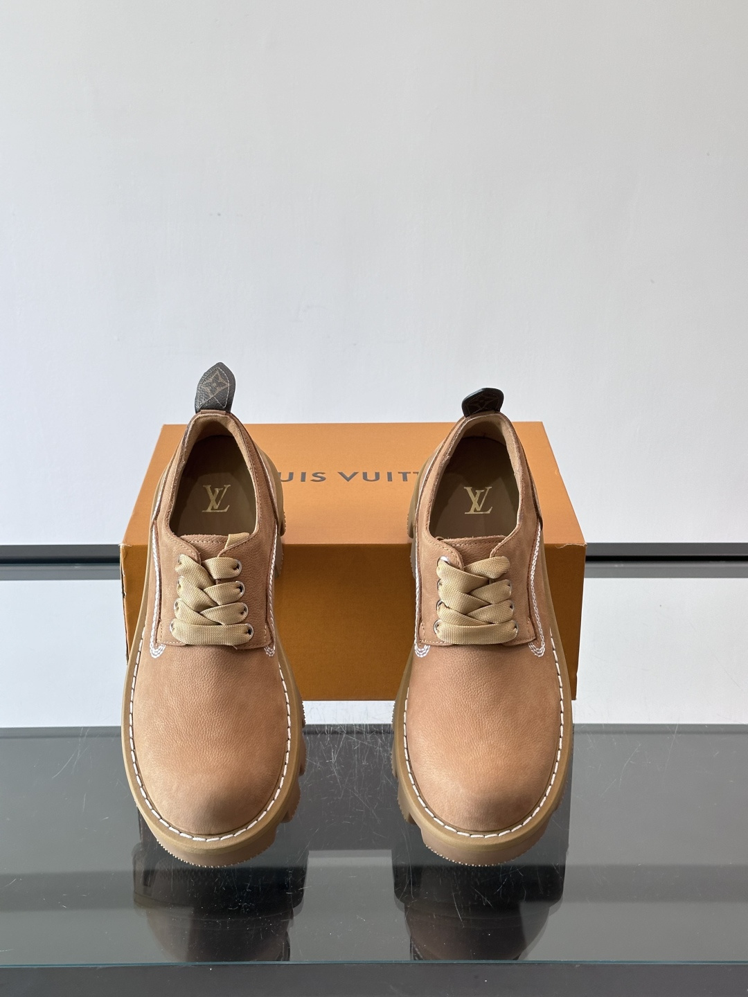 LV男士工装鞋，采用绒面皮革，质感细腻又耐穿。厚实齿轮状橡胶鞋底，抓地力和耐磨性都很棒，日常通勤或户外都
