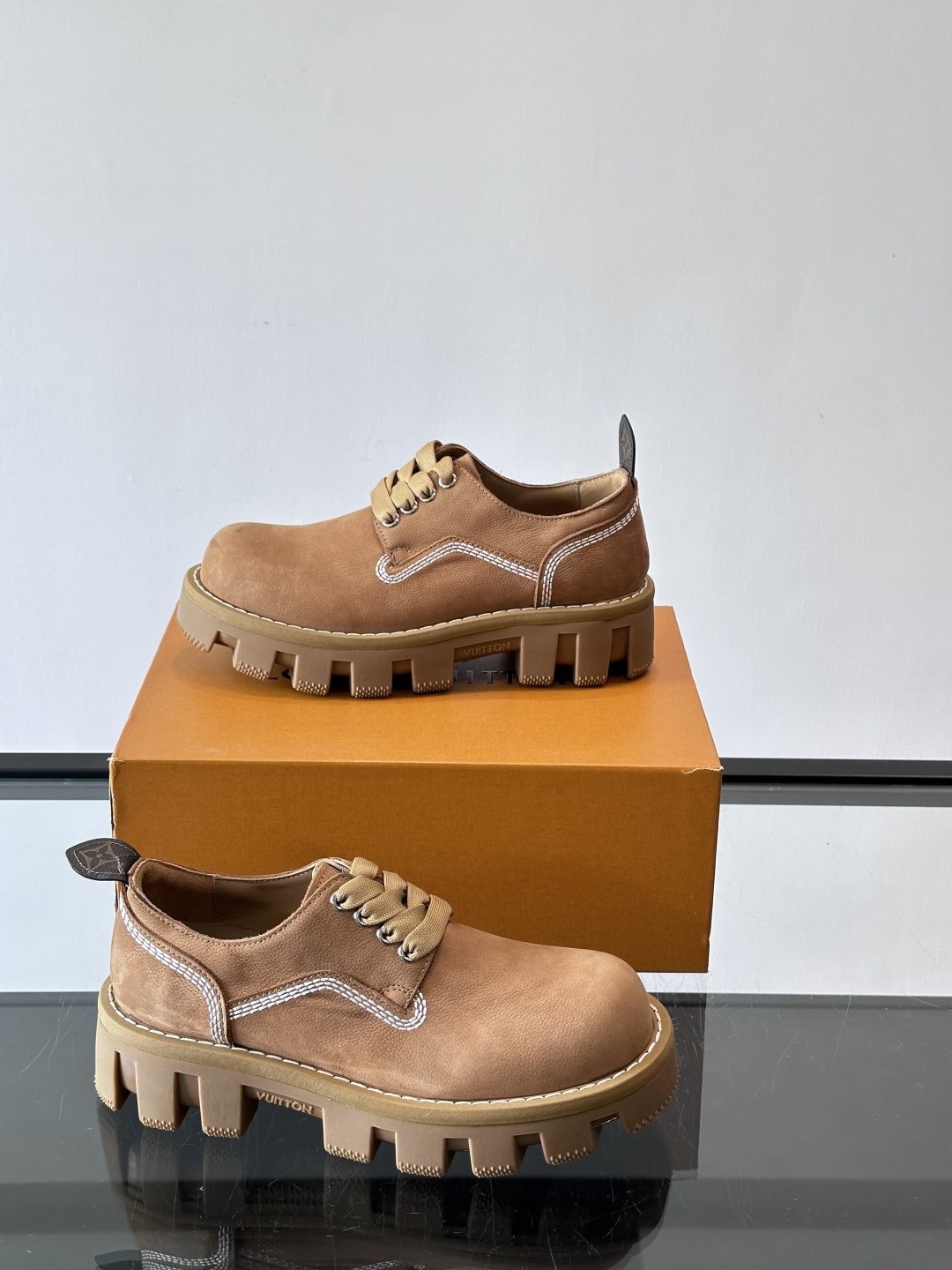 LV男士工装鞋，采用绒面皮革，质感细腻又耐穿。厚实齿轮状橡胶鞋底，抓地力和耐磨性都很棒，日常通勤或户外都