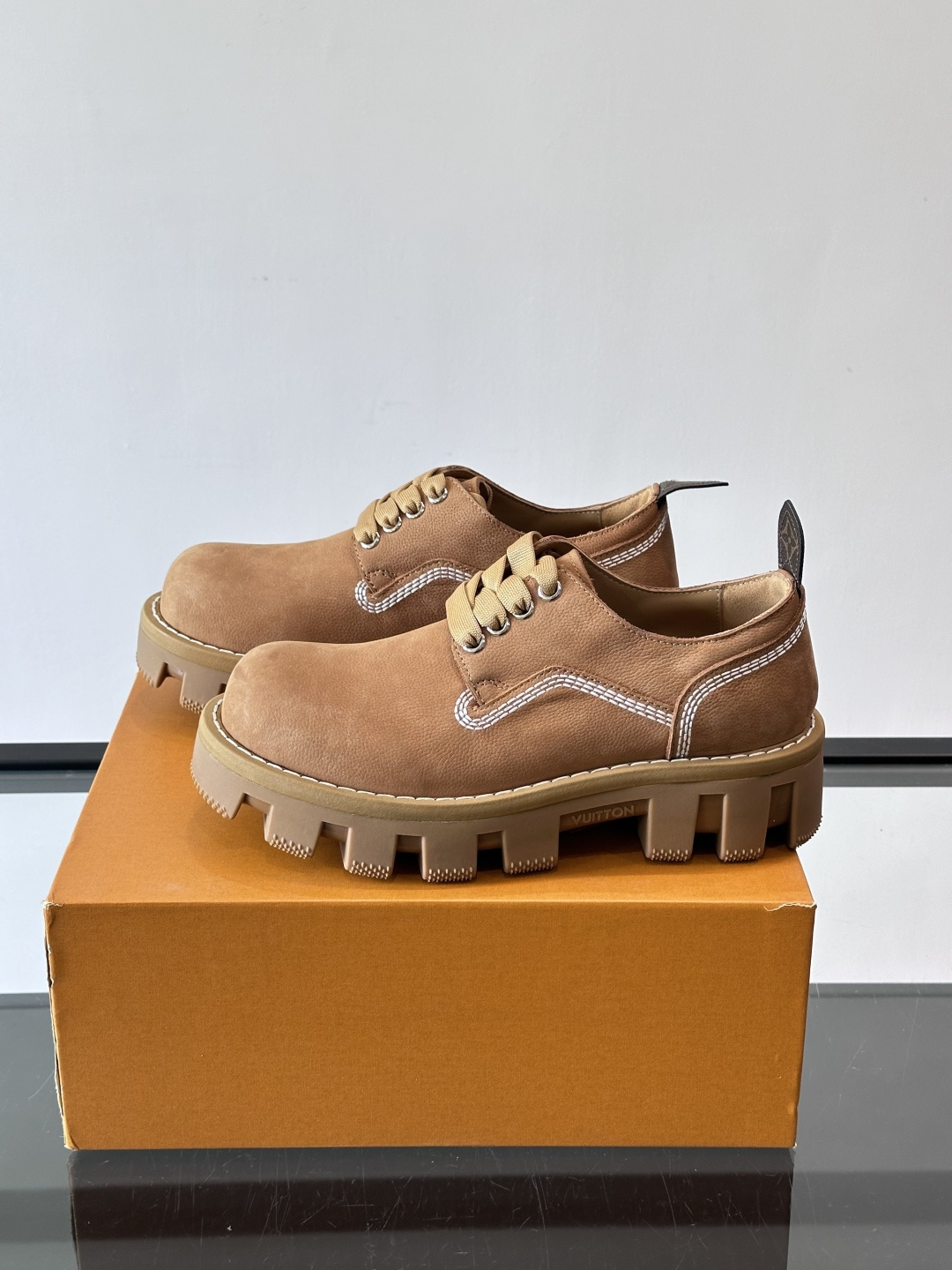LV男士工装鞋，采用绒面皮革，质感细腻又耐穿。厚实齿轮状橡胶鞋底，抓地力和耐磨性都很棒，日常通勤或户外都