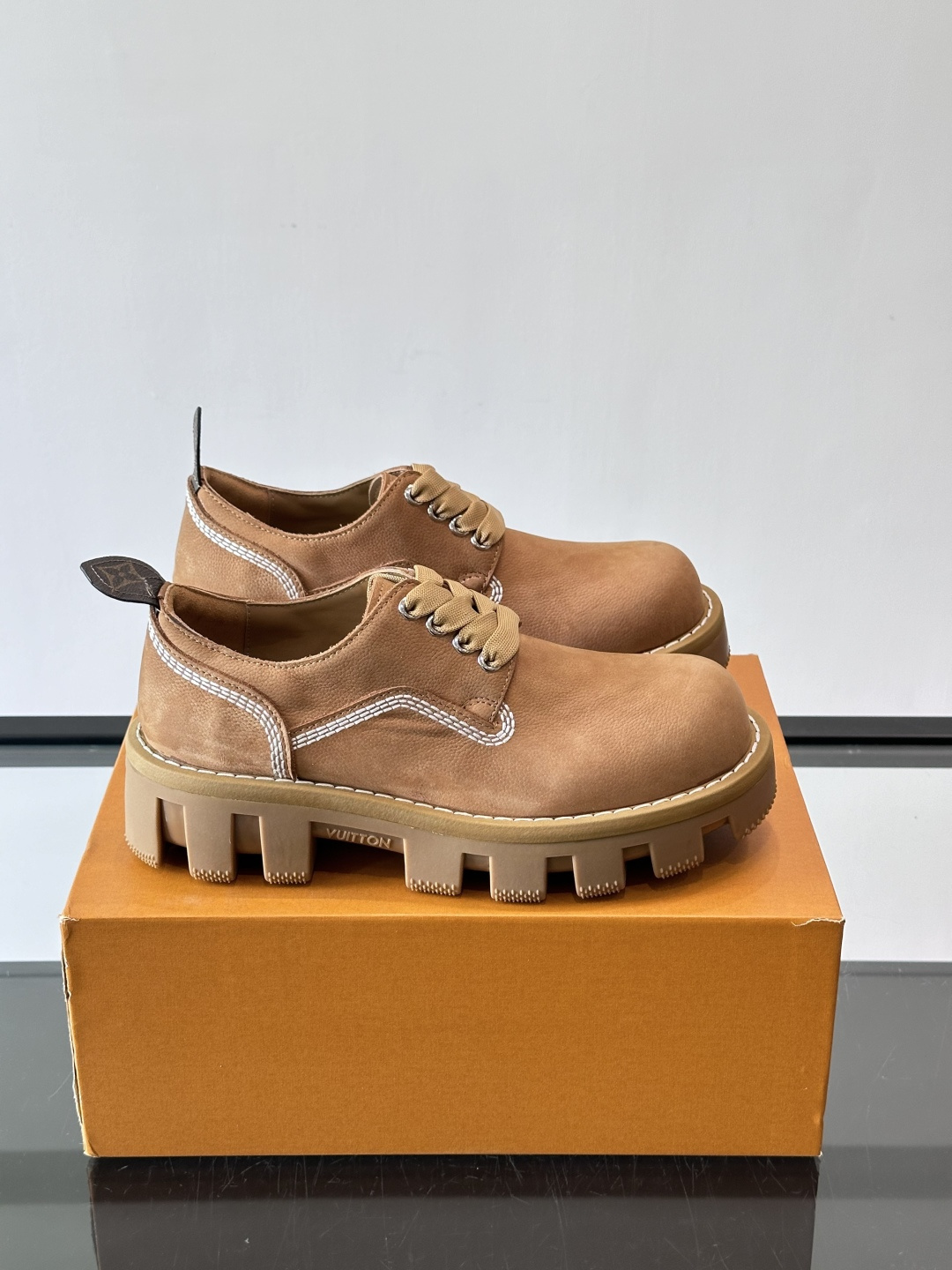 LV男士工装鞋，采用绒面皮革，质感细腻又耐穿。厚实齿轮状橡胶鞋底，抓地力和耐磨性都很棒，日常通勤或户外都