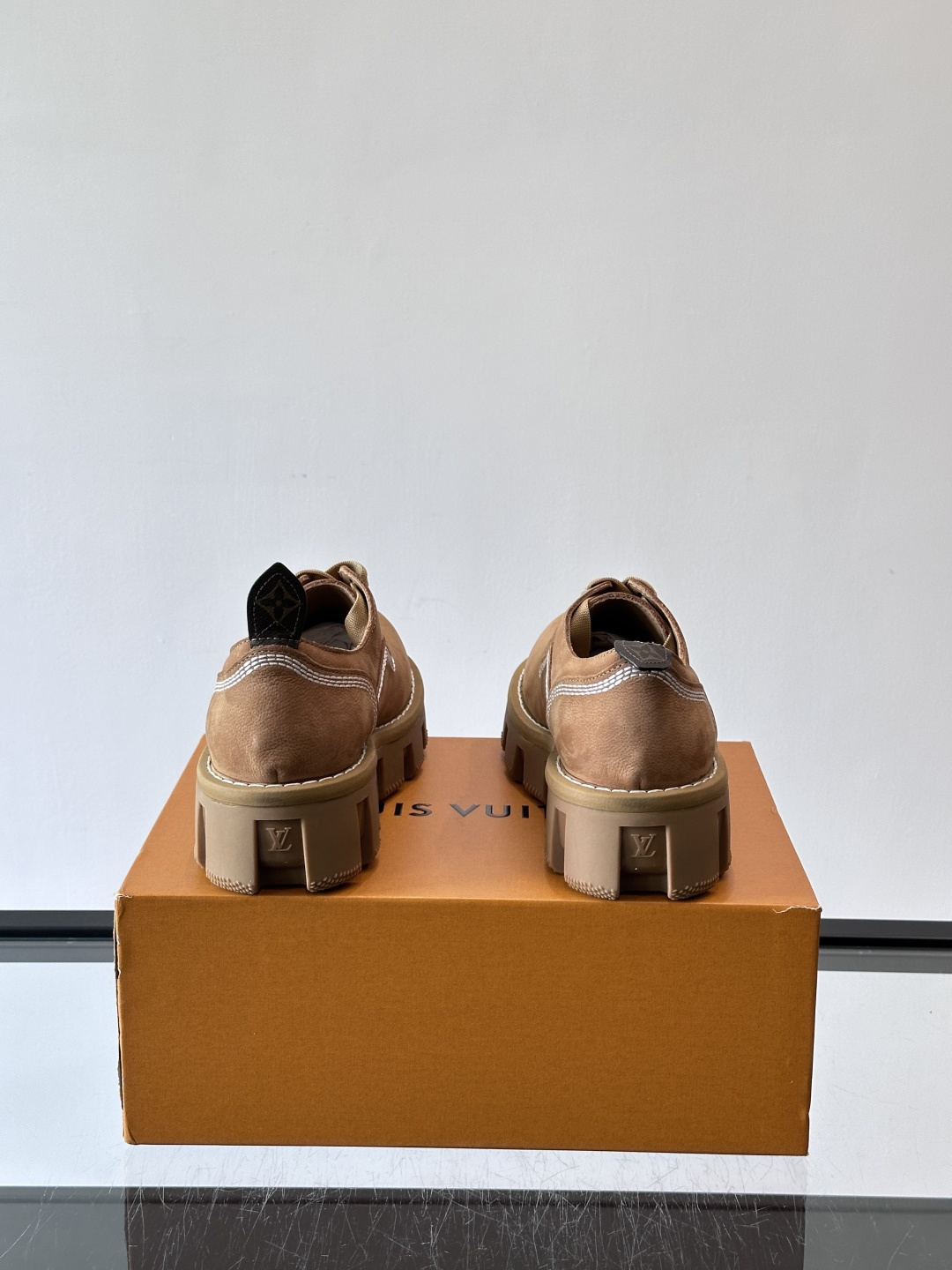 LV男士工装鞋，采用绒面皮革，质感细腻又耐穿。厚实齿轮状橡胶鞋底，抓地力和耐磨性都很棒，日常通勤或户外都