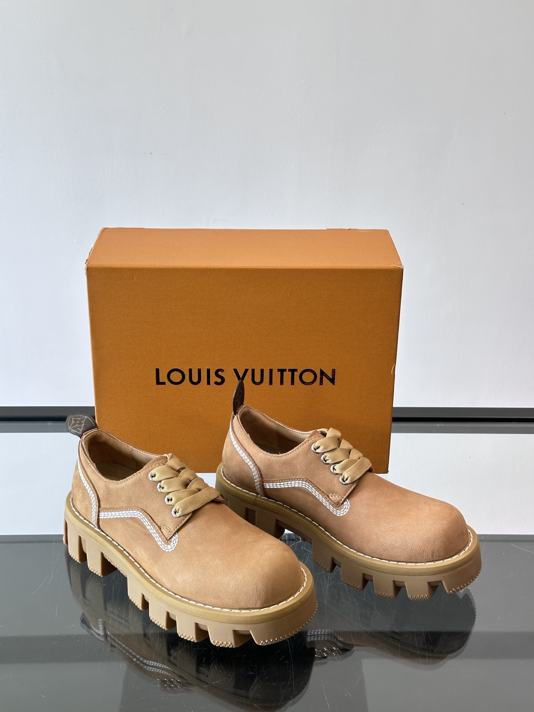 LV男士工装鞋，采用绒面皮革，质感细腻又耐穿。厚实齿轮状橡胶鞋底，抓地力和耐磨性都很棒，日常通勤或户外都